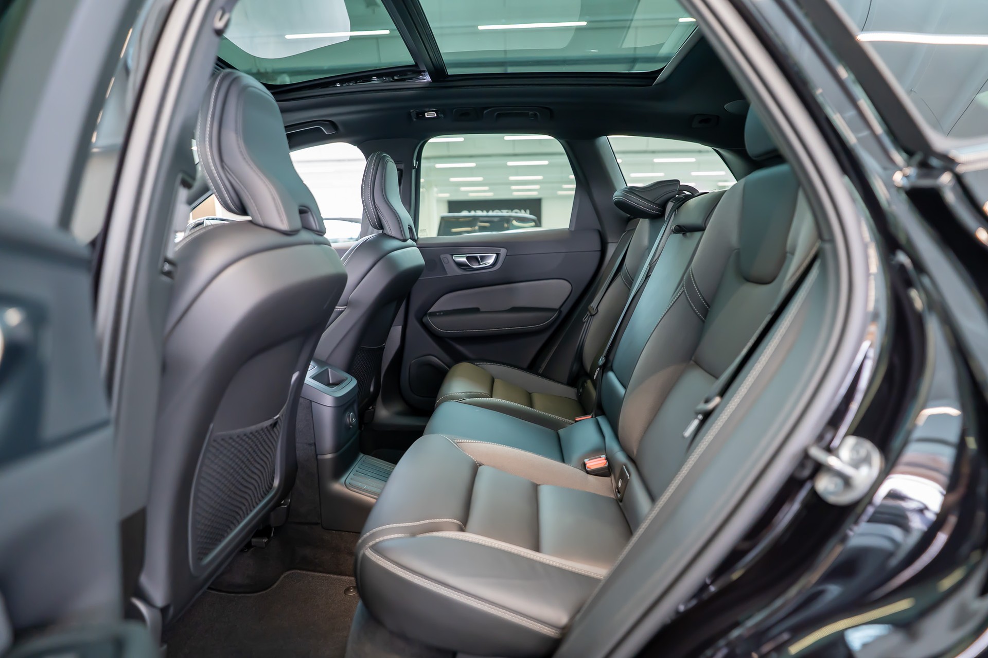 VOLVO XC60 2.0 T6 TE Plus Dark eAWD / Panaorama-Schiebedach / 360° Kamera / Harman Kardon-image-10