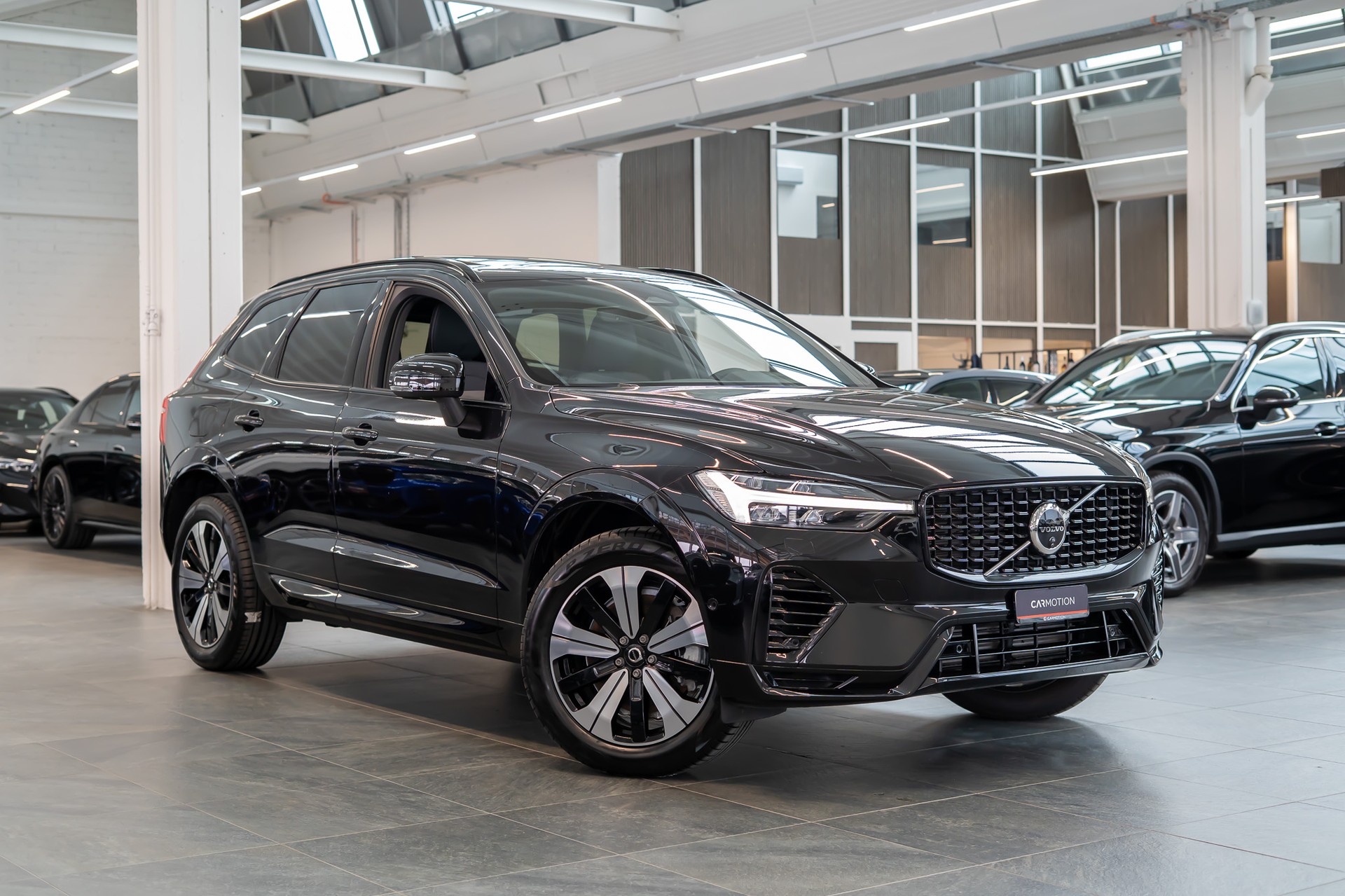 VOLVO XC60 2.0 T6 TE Plus Dark eAWD / Panaorama-Schiebedach / 360° Kamera / Harman Kardon-image-2