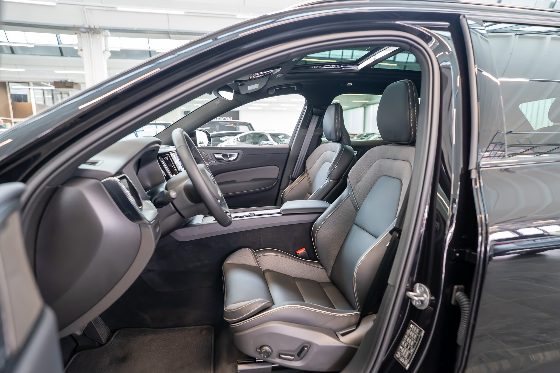 VOLVO XC60 2.0 T6 TE Plus Dark eAWD / Panaorama-Schiebedach / 360° Kamera / Harman Kardon-image-9