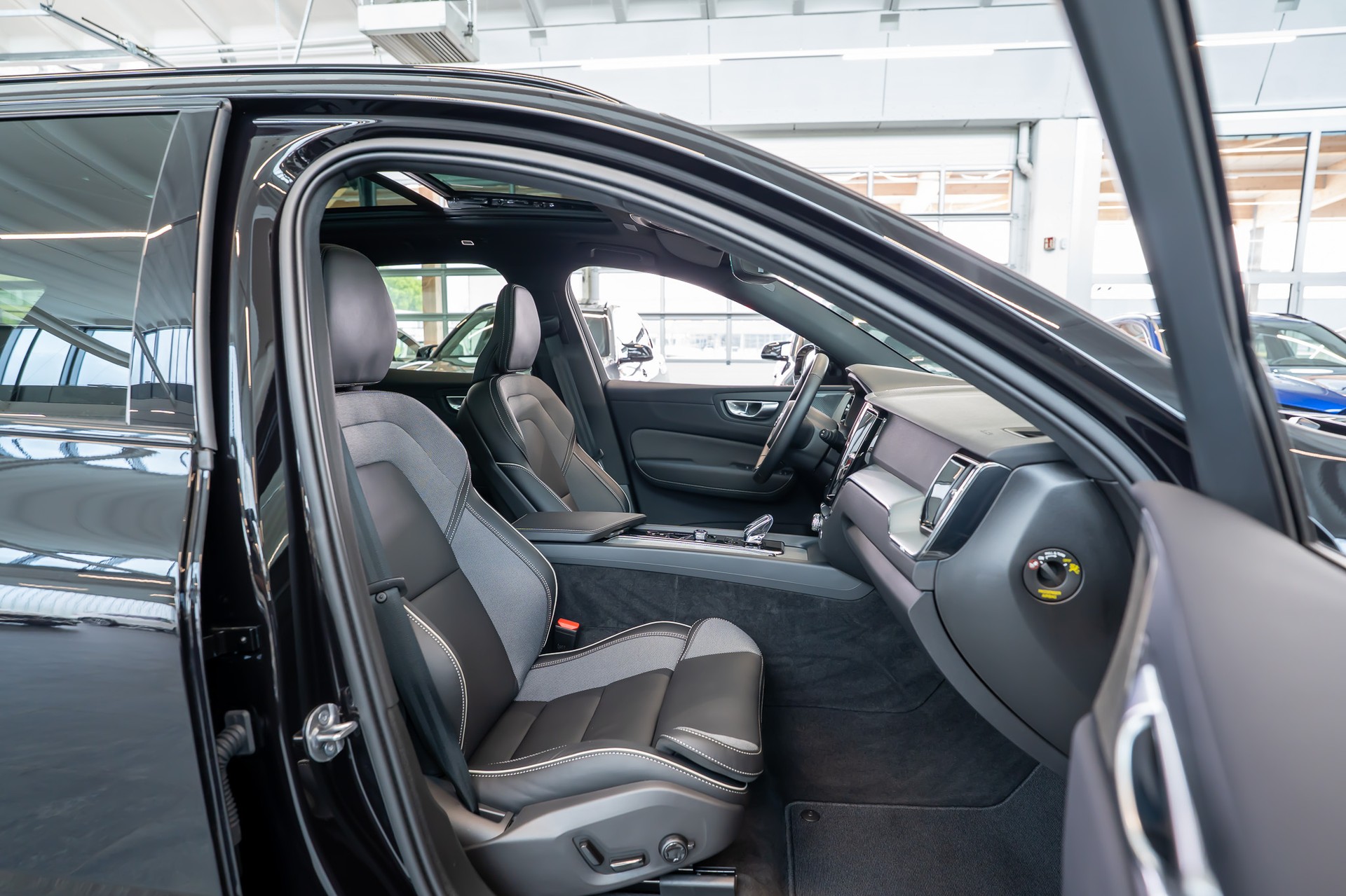 VOLVO XC60 2.0 T6 TE Plus Dark eAWD / Panaorama-Schiebedach / 360° Kamera / Harman Kardon-image-12