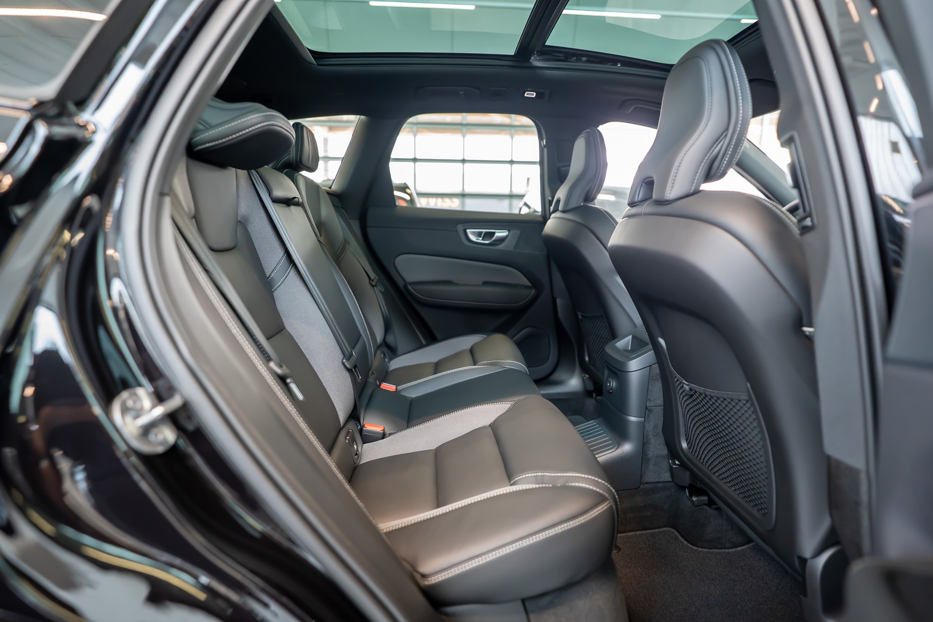 VOLVO XC60 2.0 T6 TE Plus Dark eAWD / Panaorama-Schiebedach / 360° Kamera / Harman Kardon-image-11