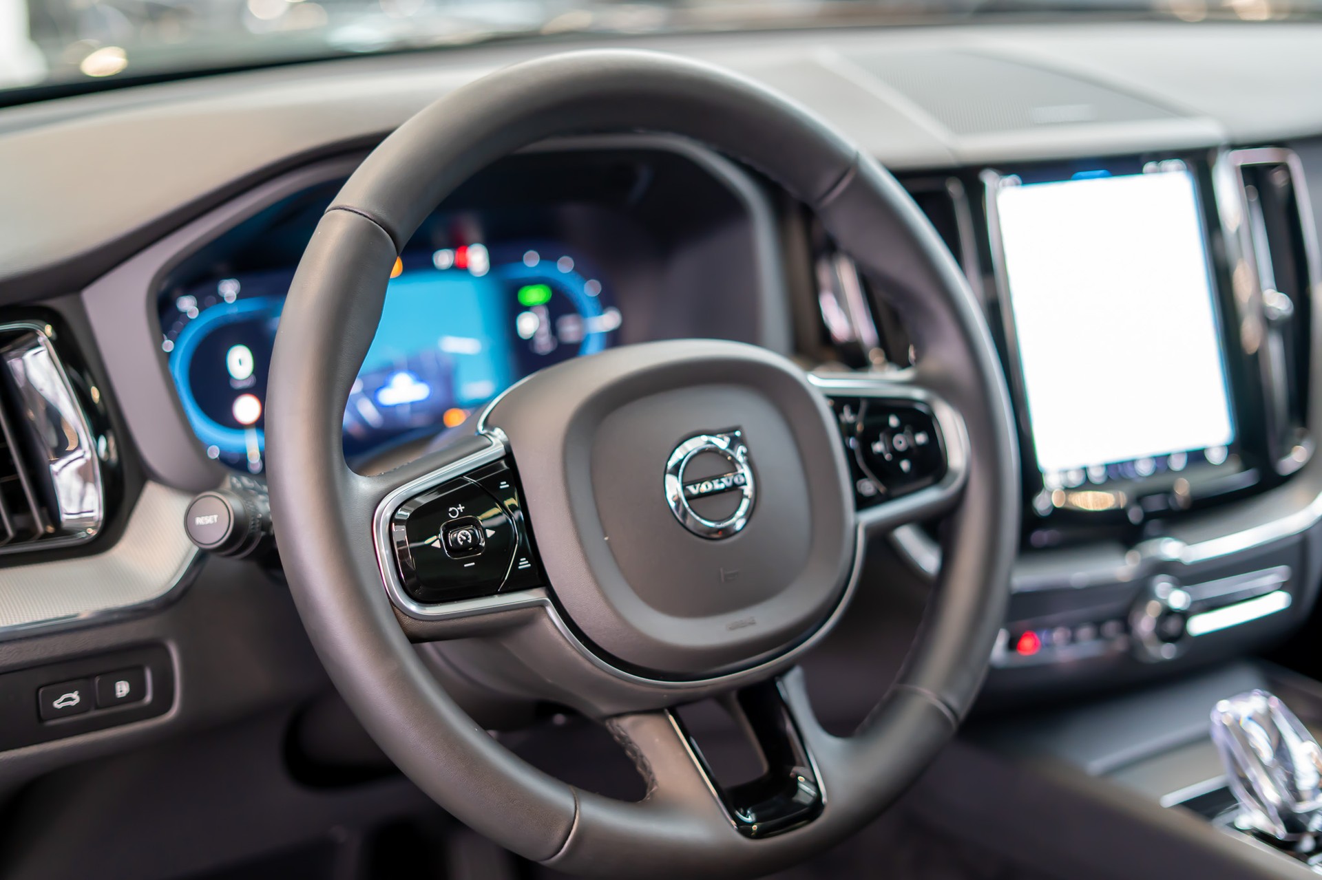 VOLVO XC60 2.0 T6 TE Plus Dark eAWD / Panaorama-Schiebedach / 360° Kamera / Harman Kardon-image-7