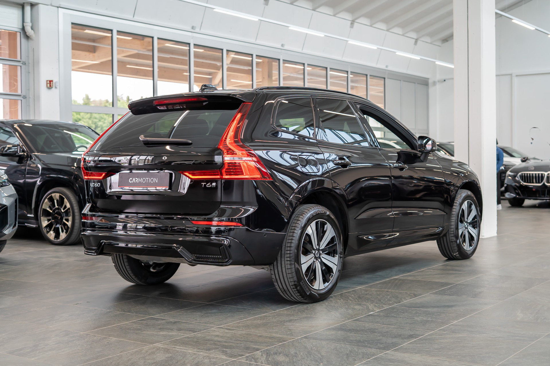 VOLVO XC60 2.0 T6 TE Plus Dark eAWD / Panaorama-Schiebedach / 360° Kamera / Harman Kardon-image-6