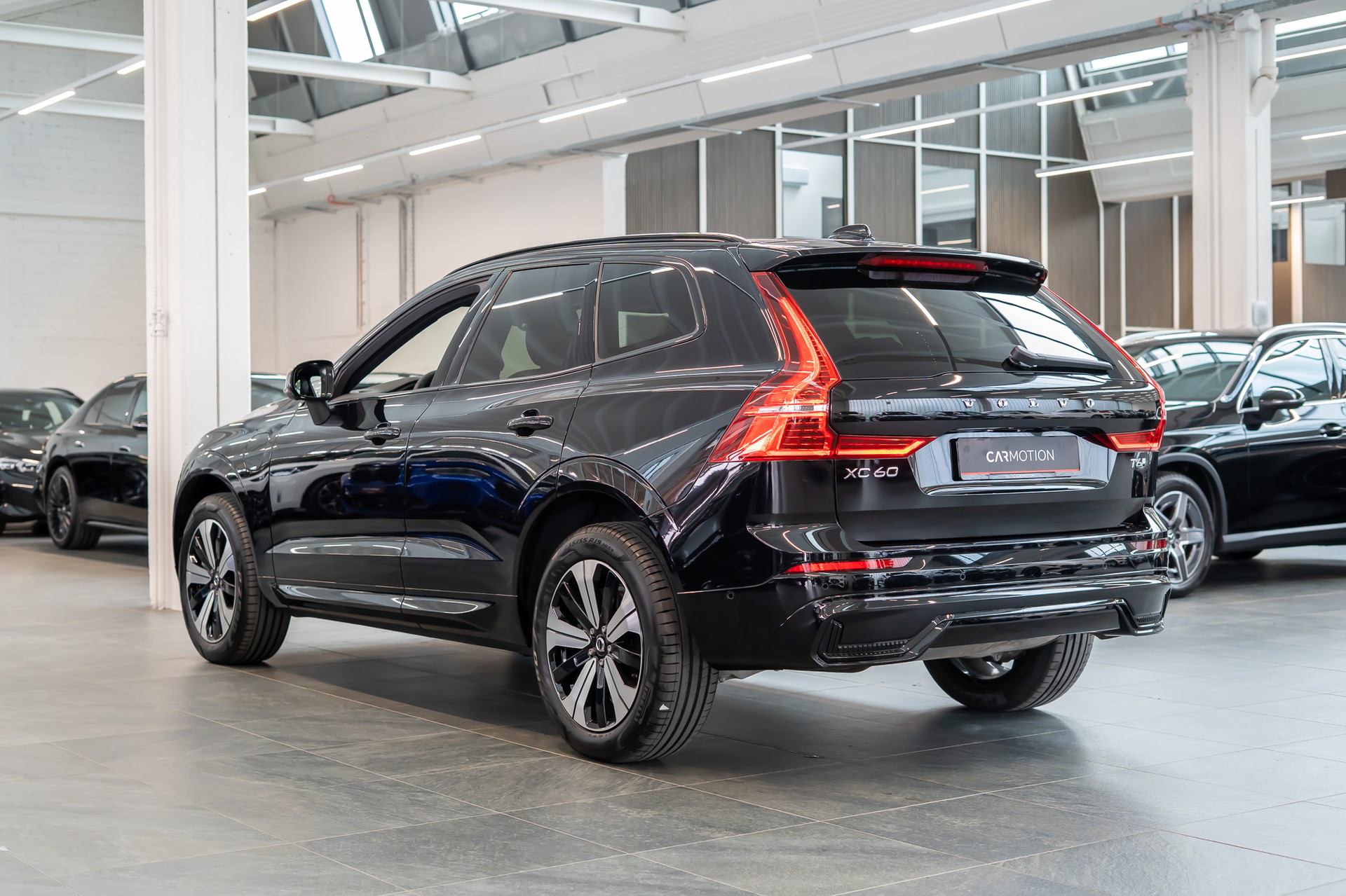 VOLVO XC60 2.0 T6 TE Plus Dark eAWD / Panaorama-Schiebedach / 360° Kamera / Harman Kardon-image-3