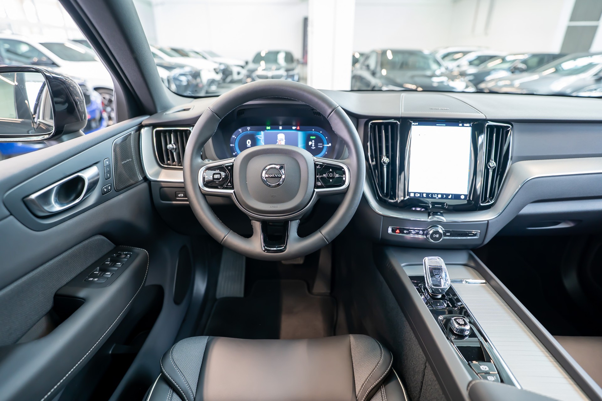 VOLVO XC60 2.0 T6 TE Plus Dark eAWD / Panaorama-Schiebedach / 360° Kamera / Harman Kardon-image-14