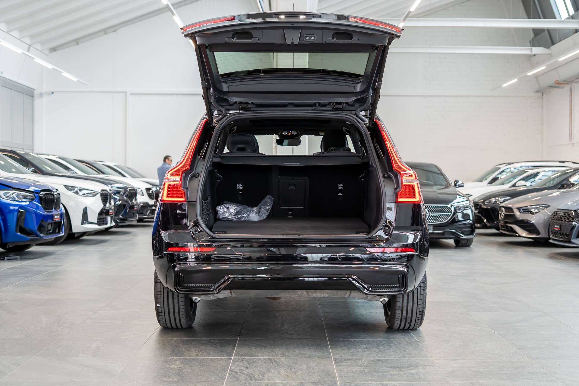 VOLVO XC60 2.0 T6 TE Plus Dark eAWD / Panaorama-Schiebedach / 360° Kamera / Harman Kardon-image-5