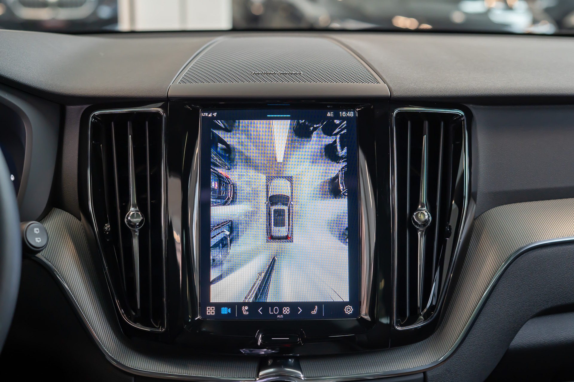 VOLVO XC60 2.0 T6 TE Plus Dark eAWD / Panaorama-Schiebedach / 360° Kamera / Harman Kardon-image-18