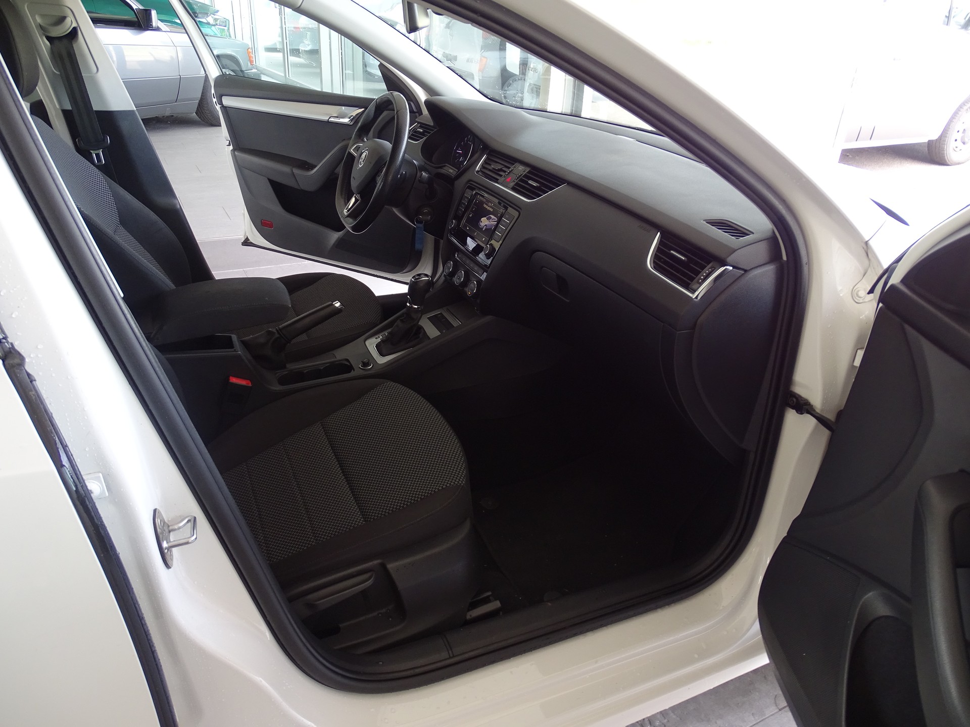 SKODA Octavia Combi 2.0 TDI Ambition 4x4 DSG-image-5