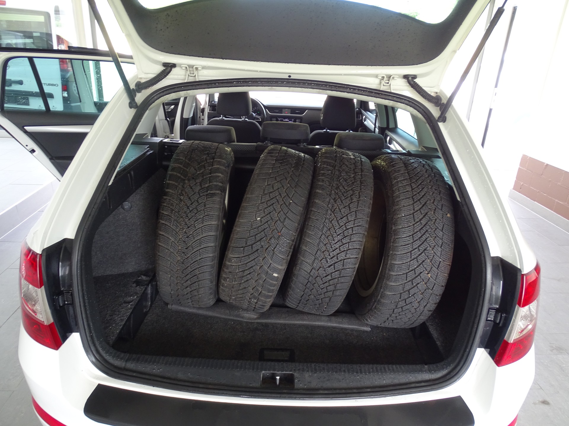 SKODA Octavia Combi 2.0 TDI Ambition 4x4 DSG-image-7