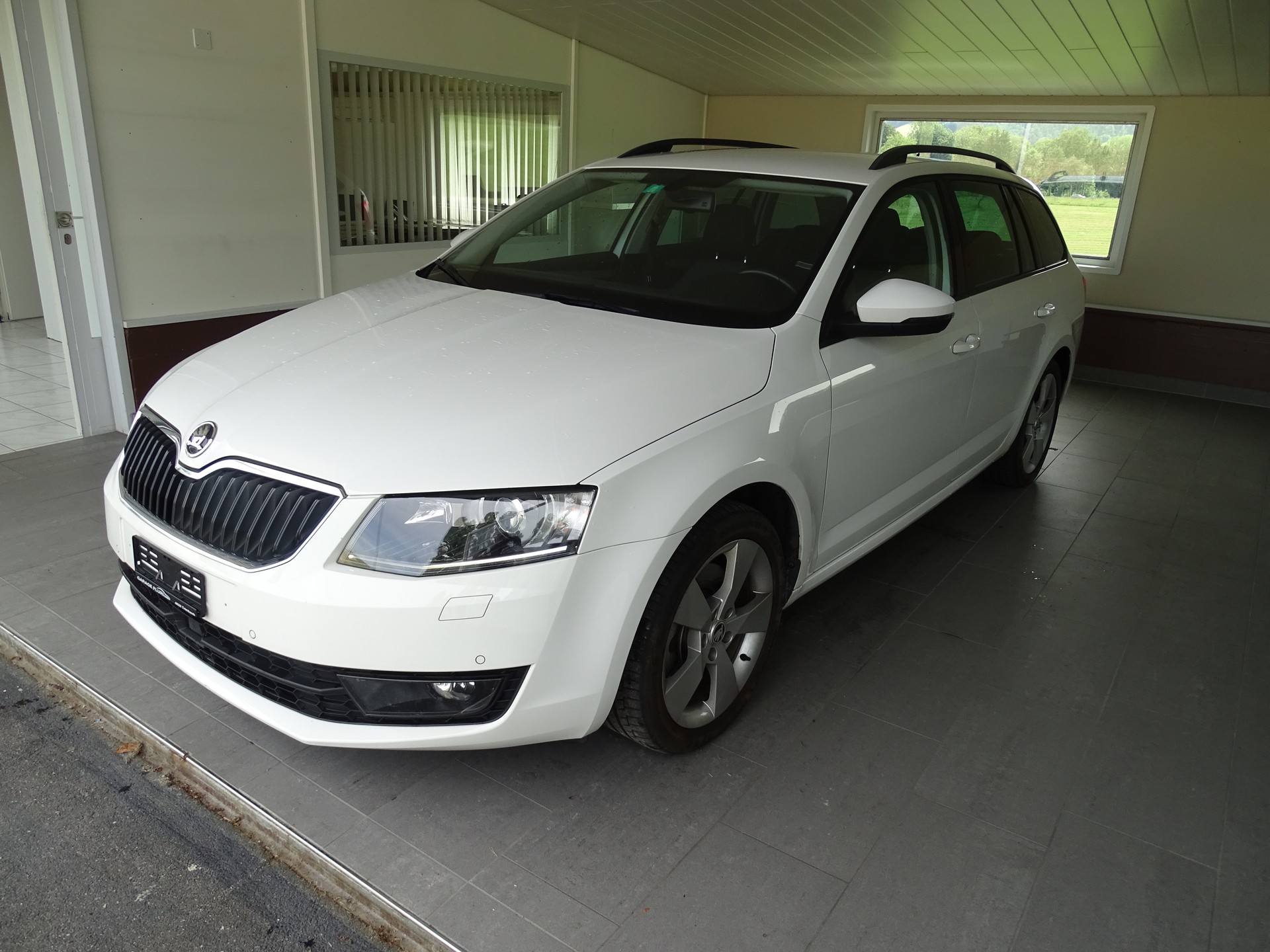 SKODA Octavia Combi 2.0 TDI Ambition 4x4 DSG-image-0