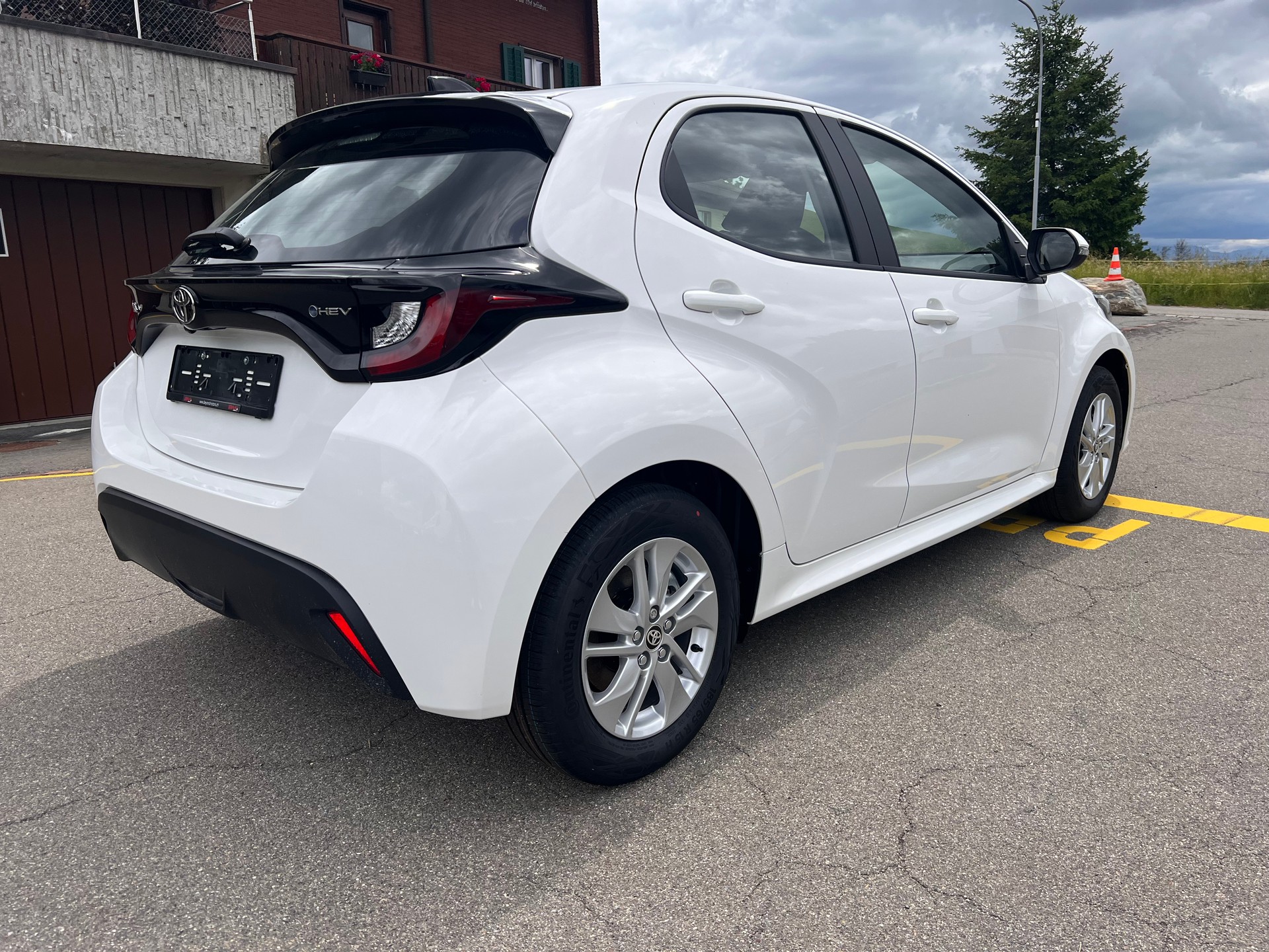 TOYOTA Yaris 1.5 Comfort e-CVT-image-4