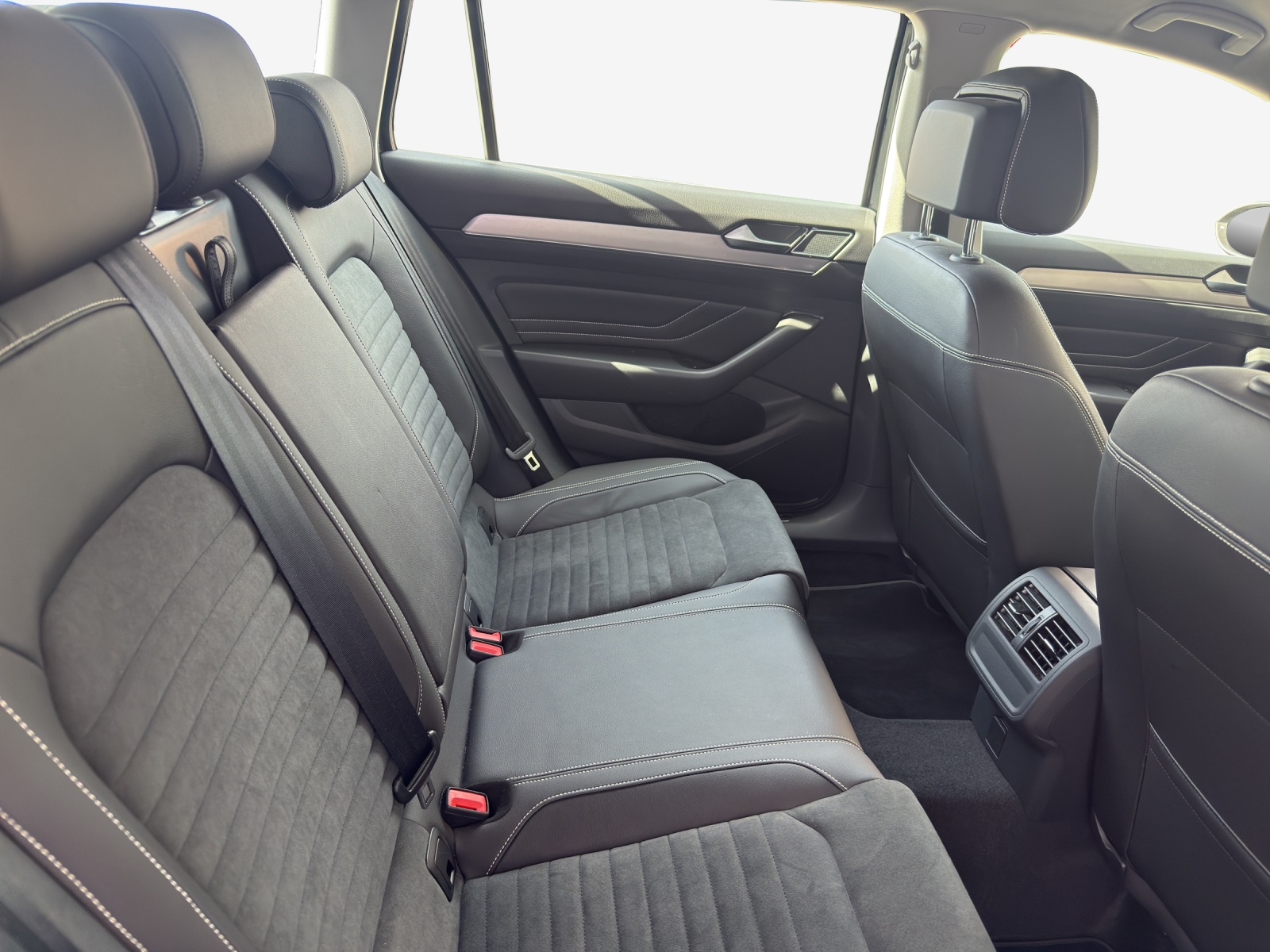 VW Passat 2.0 TDI BMT Elegance 4Motion DSG-image-10