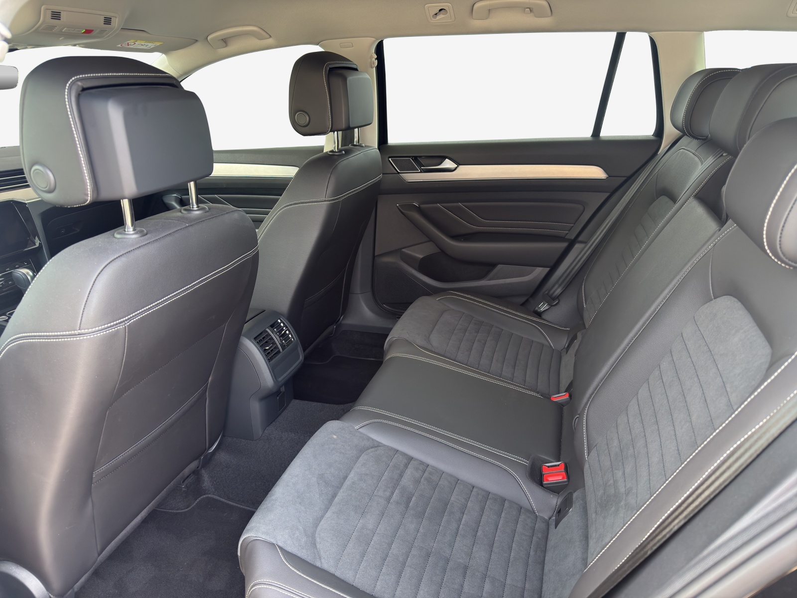 VW Passat 2.0 TDI BMT Elegance 4Motion DSG-image-11
