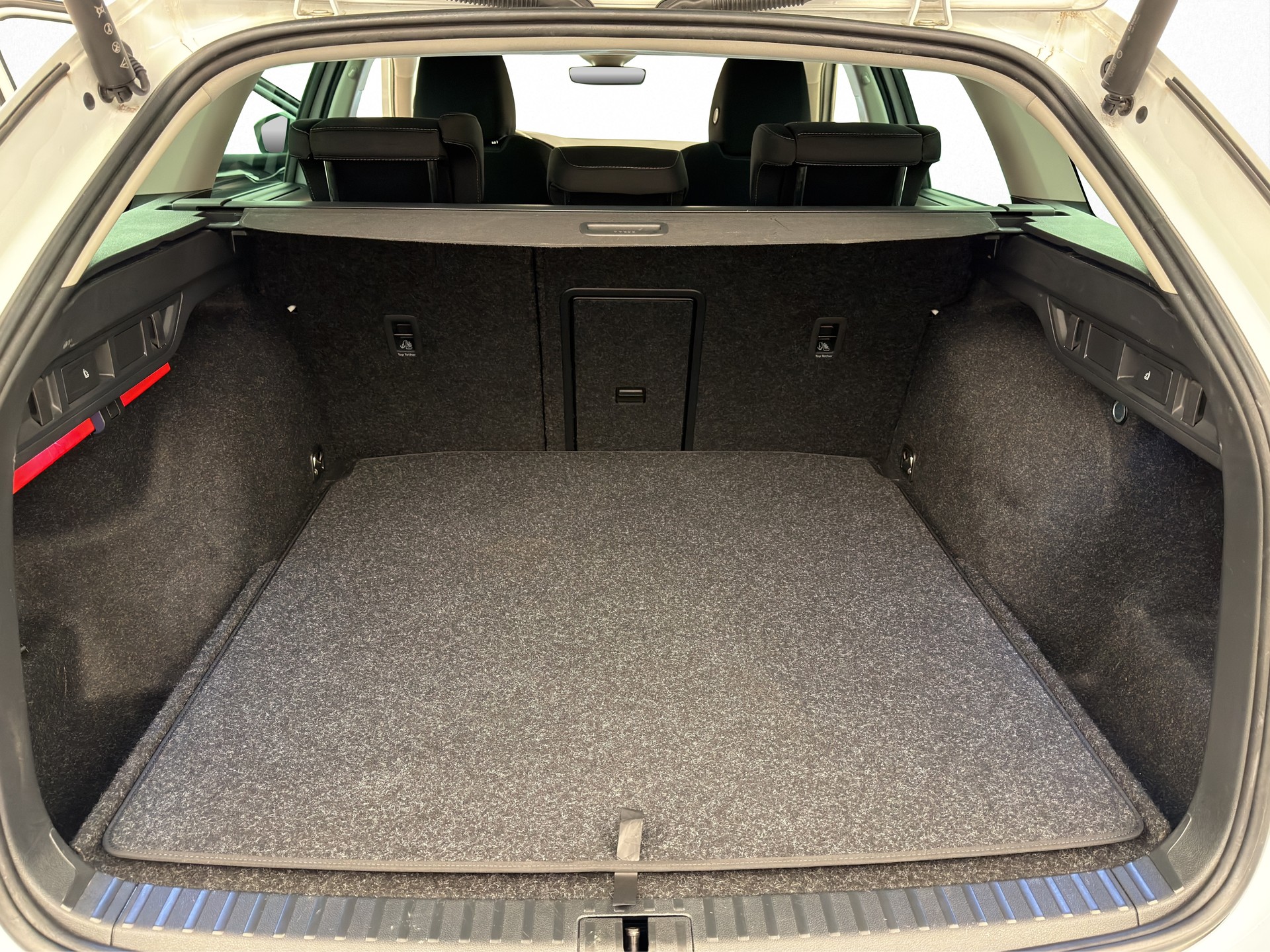 SKODA Octavia Combi 2.0 TDI Style DSG-image-12