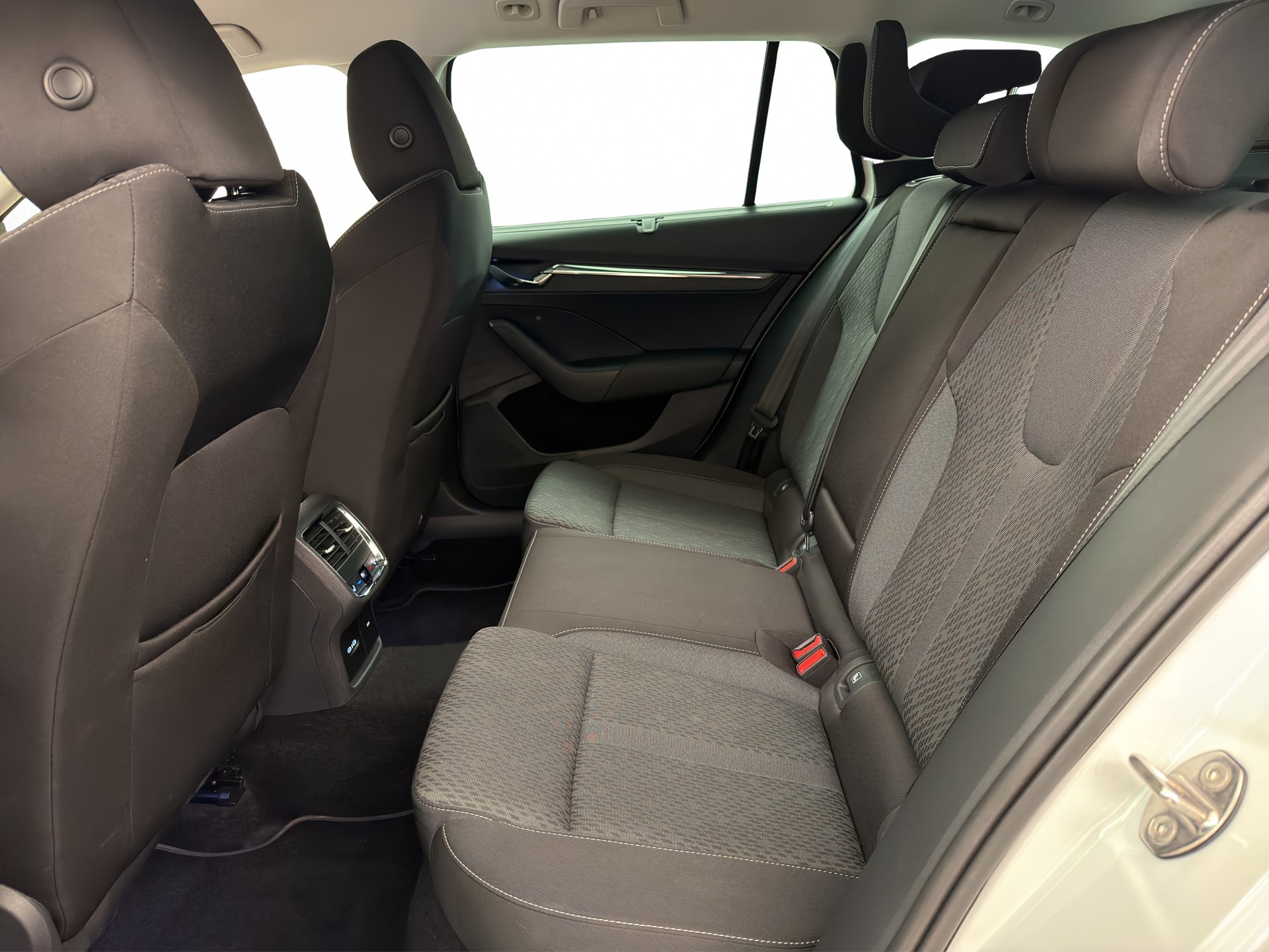 SKODA Octavia Combi 2.0 TDI Style DSG-image-11