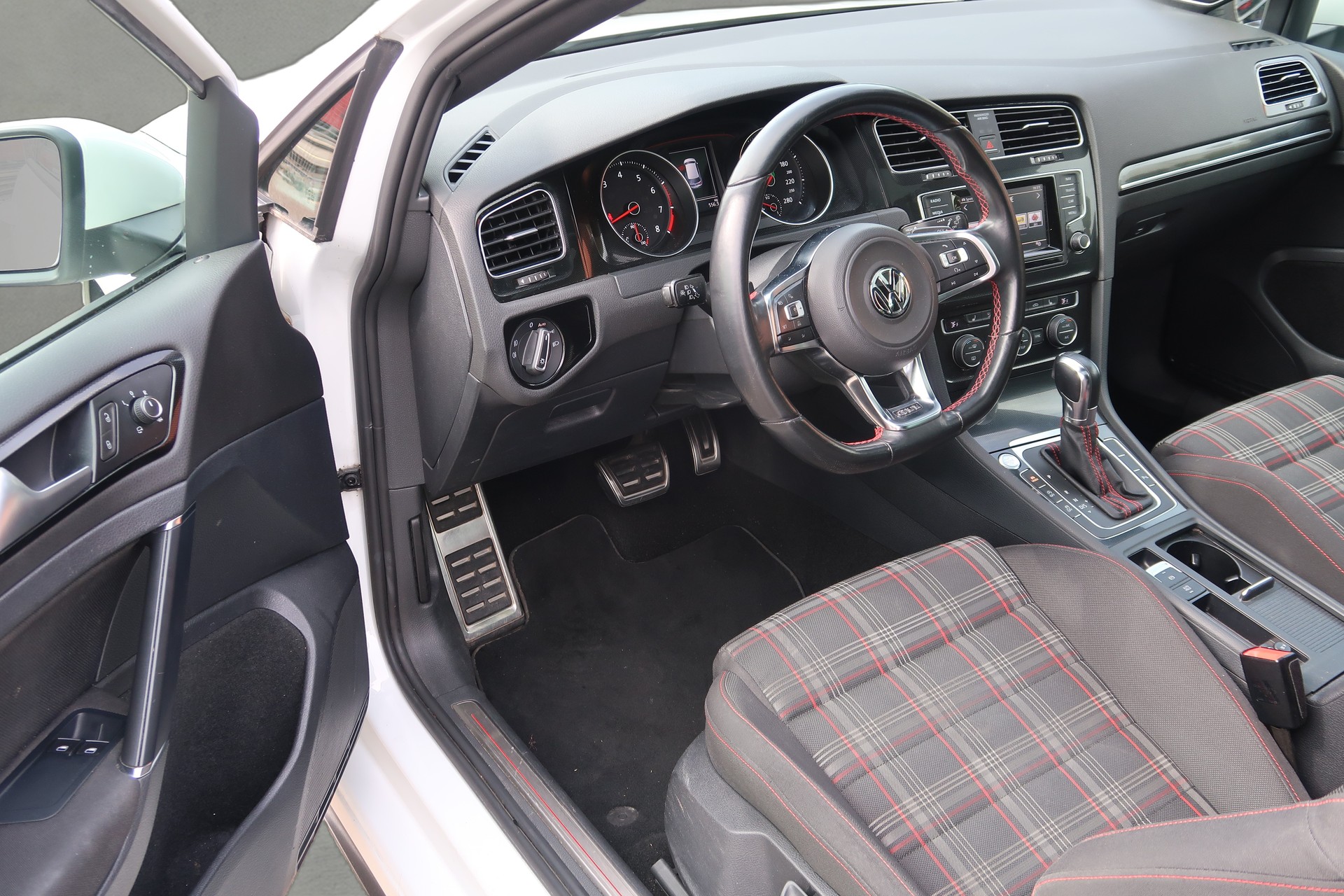 VW Golf 2.0 TSI GTI DSG-image-8