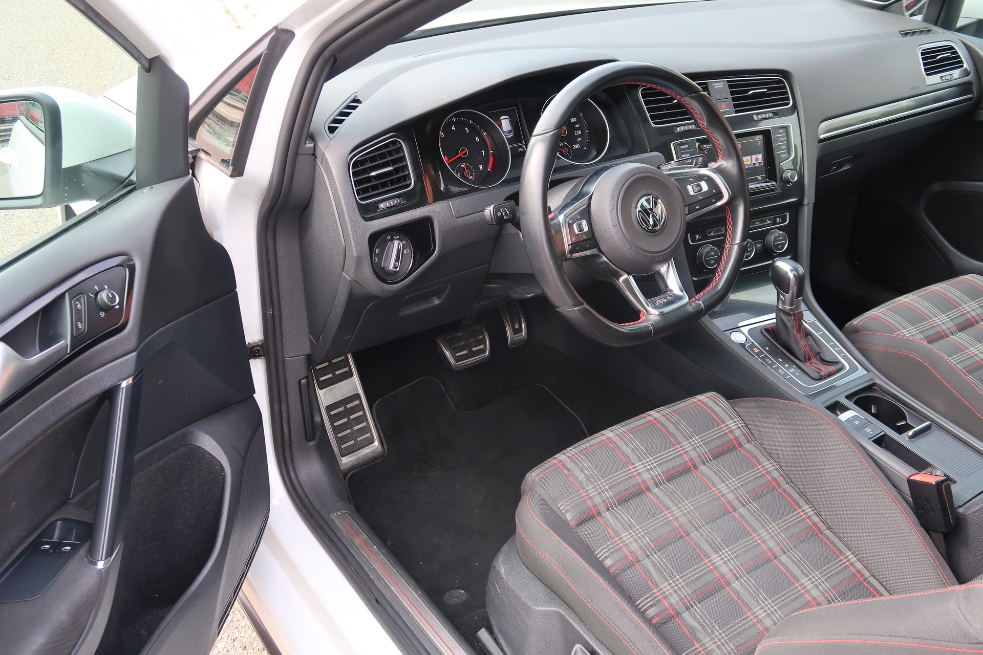 VW Golf 2.0 TSI GTI DSG-image-8