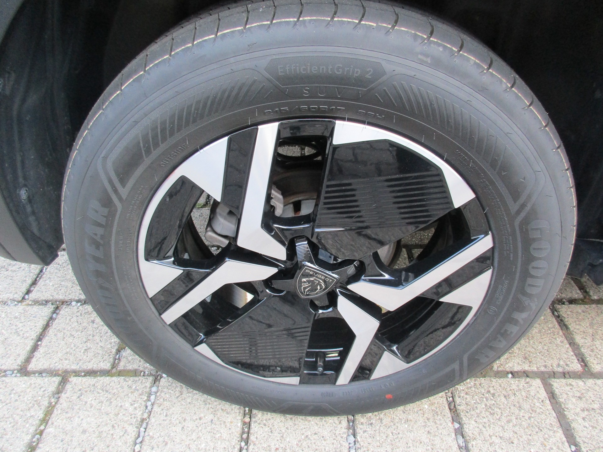PEUGEOT 2008 1.2 145 MHEV GT-image-4