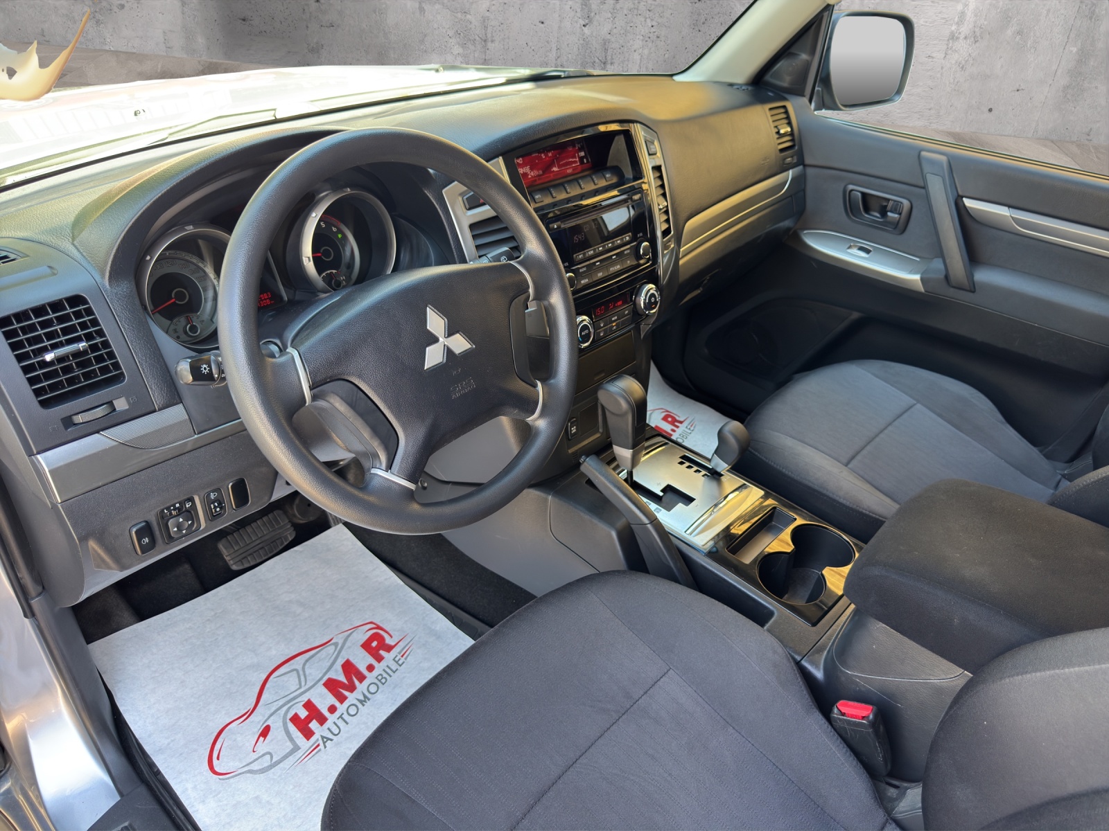 MITSUBISHI Pajero 3.2 DI-D Style Automatic-image-8
