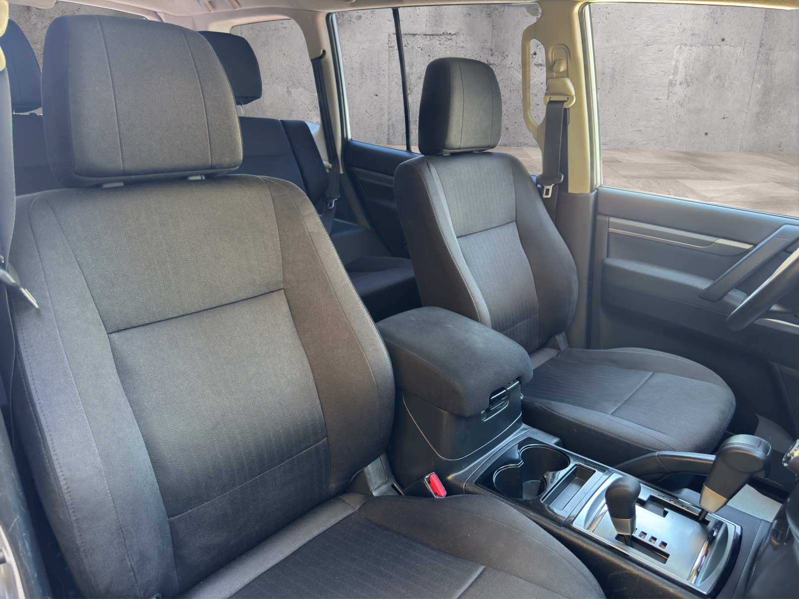 MITSUBISHI Pajero 3.2 DI-D Style Automatic-image-13