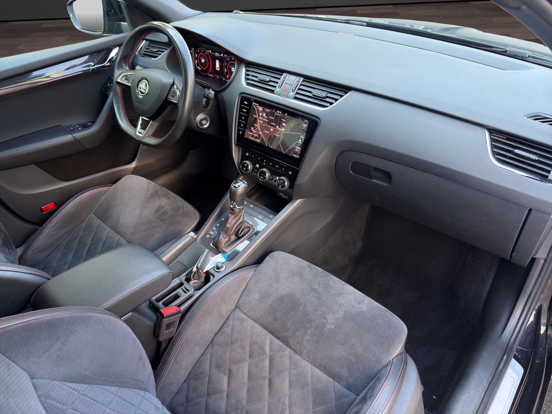 SKODA Octavia Combi 2.0 TDI RS 4x4 DSG-image-18