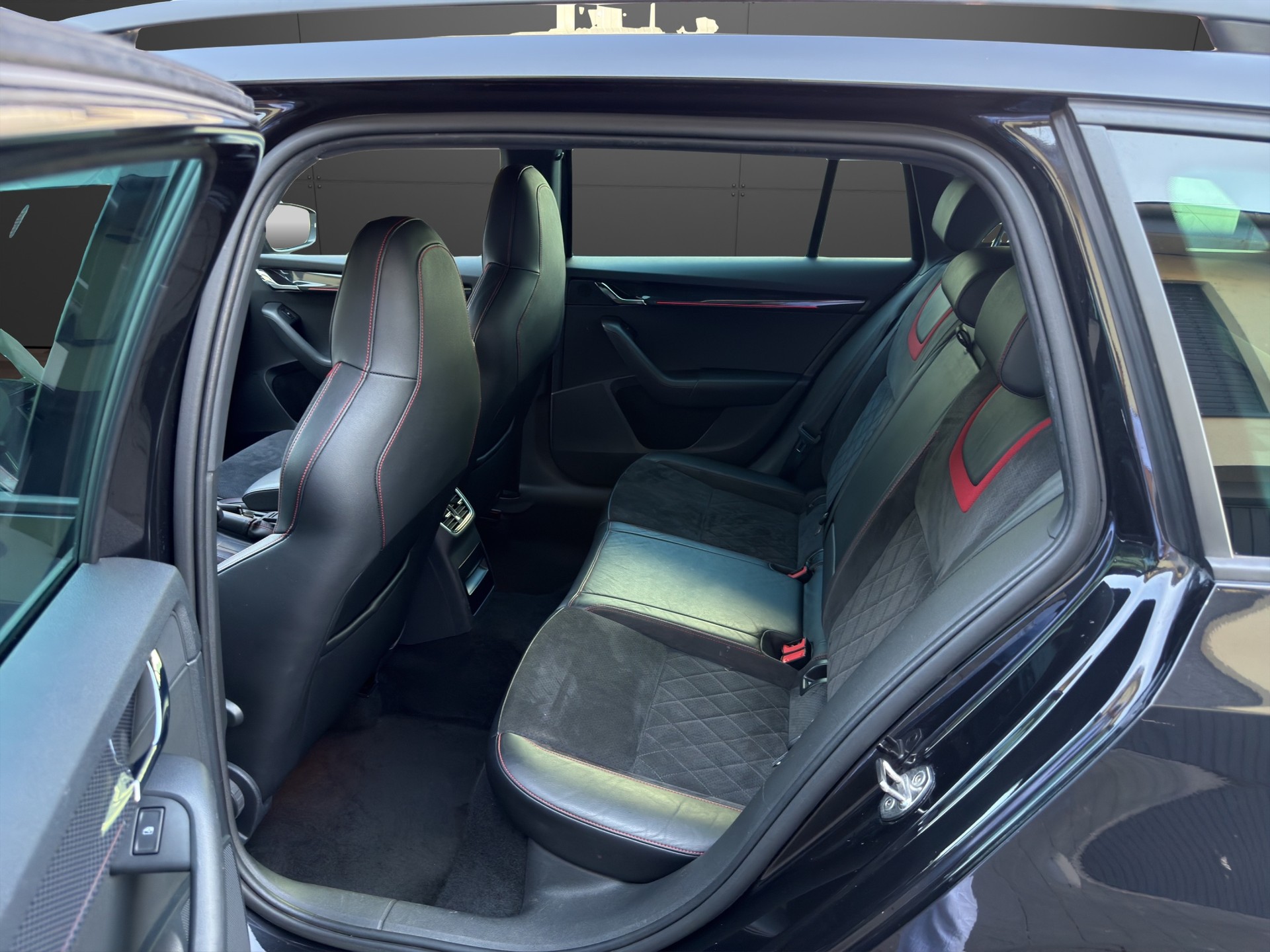 SKODA Octavia Combi 2.0 TDI RS 4x4 DSG-image-23