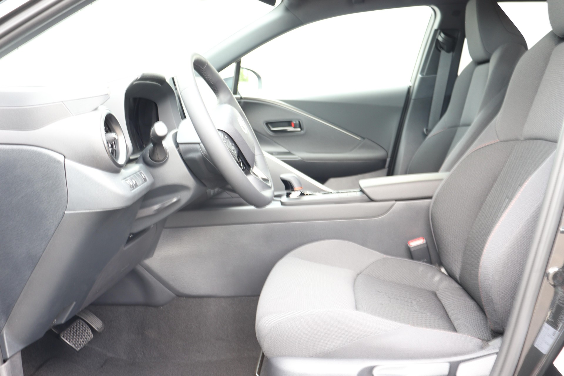 TOYOTA C-HR 2.0 PHEV Swiss Edition-image-4