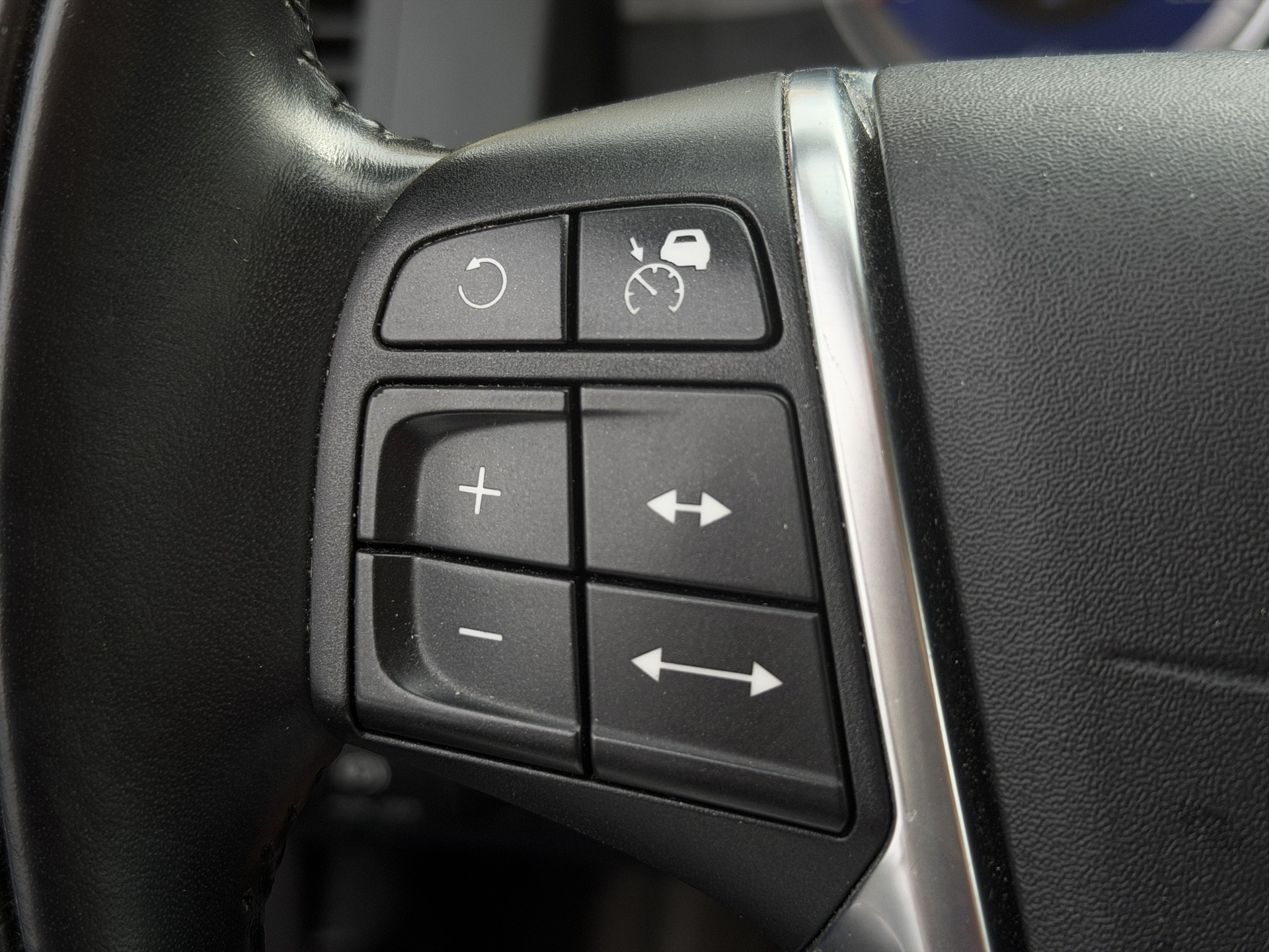 VOLVO XC60 T6 AWD R-Design Geartronic-image-12