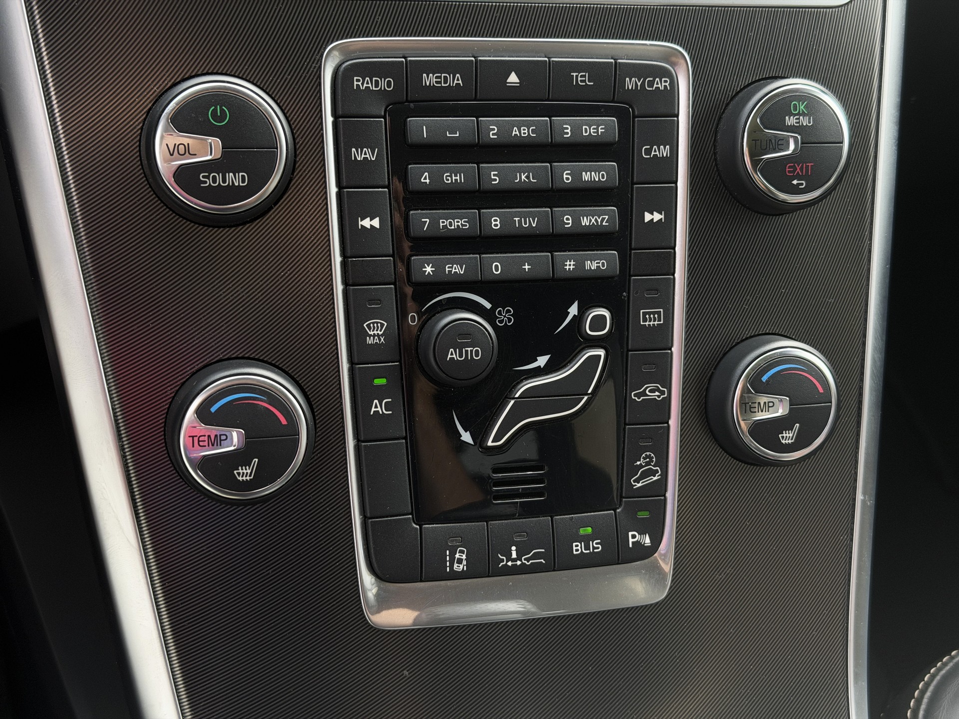 VOLVO XC60 T6 AWD R-Design Geartronic-image-11