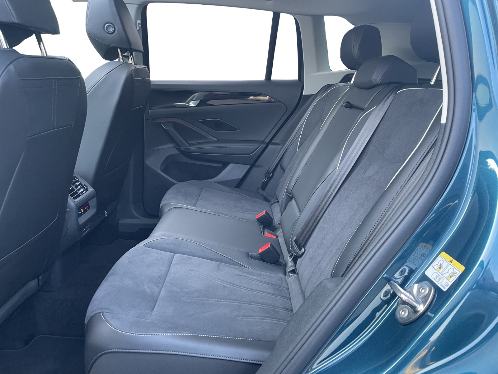 VW Tiguan 2.0 TDI SCR Elegance 4Motion DSG-image-11