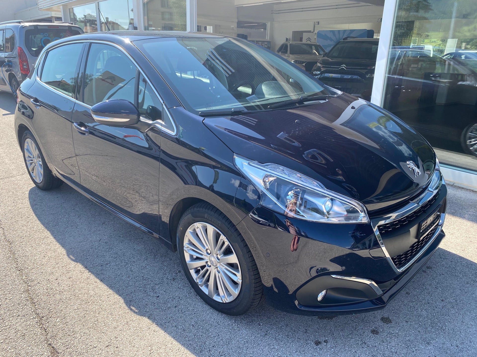 PEUGEOT 208 1.2 Allure-image-0