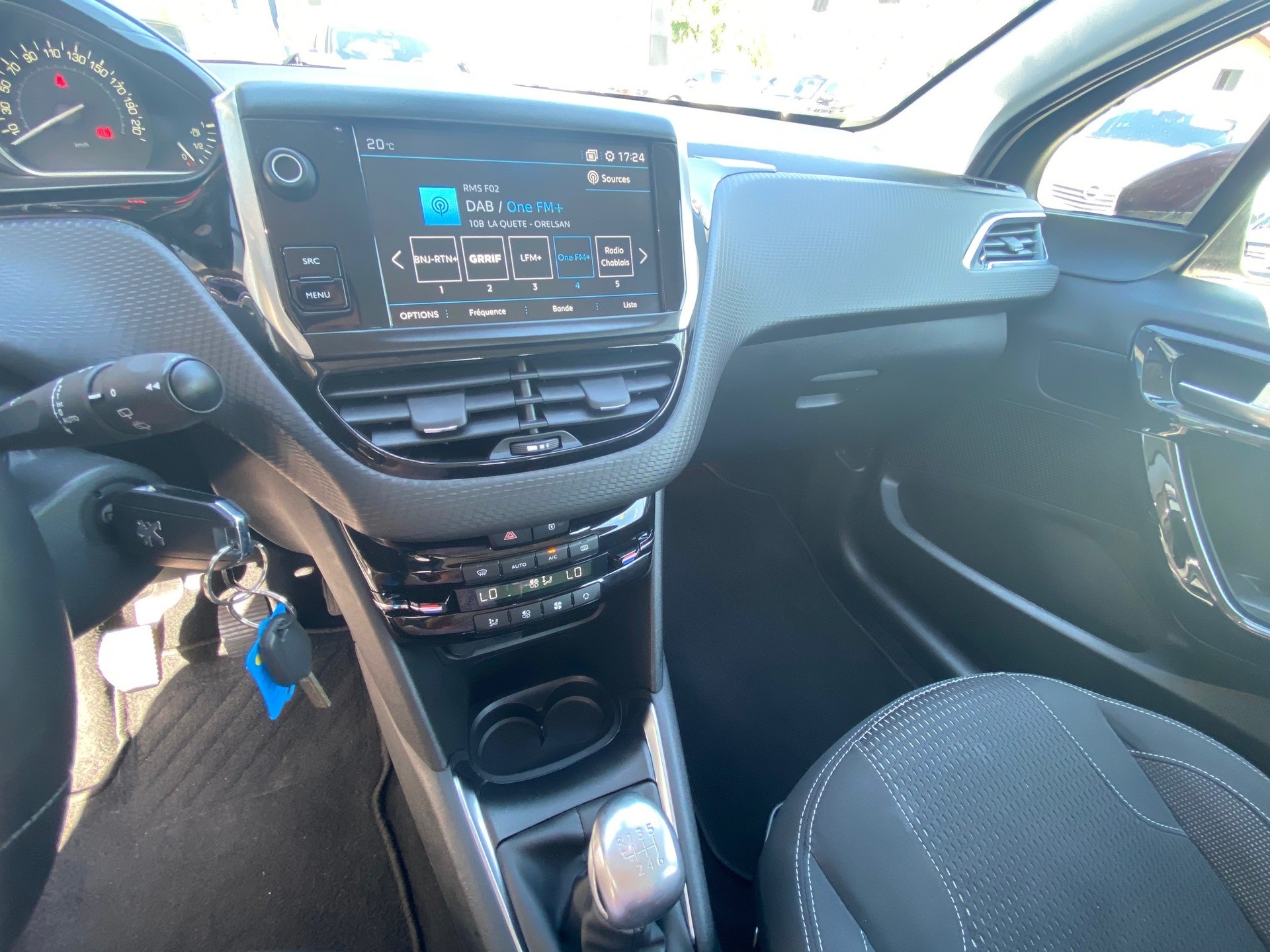 PEUGEOT 208 1.2 Allure-image-7