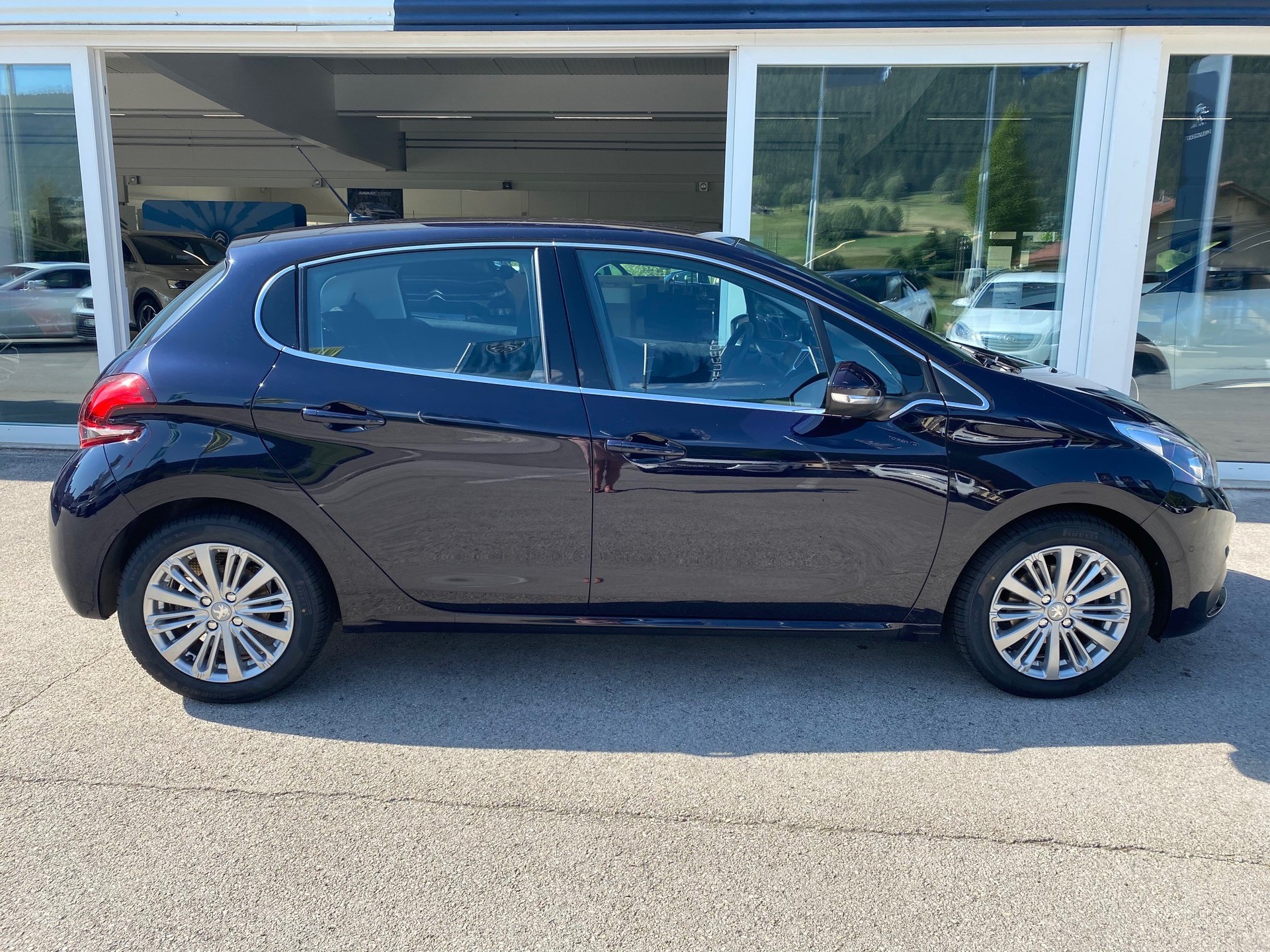 PEUGEOT 208 1.2 Allure-image-2