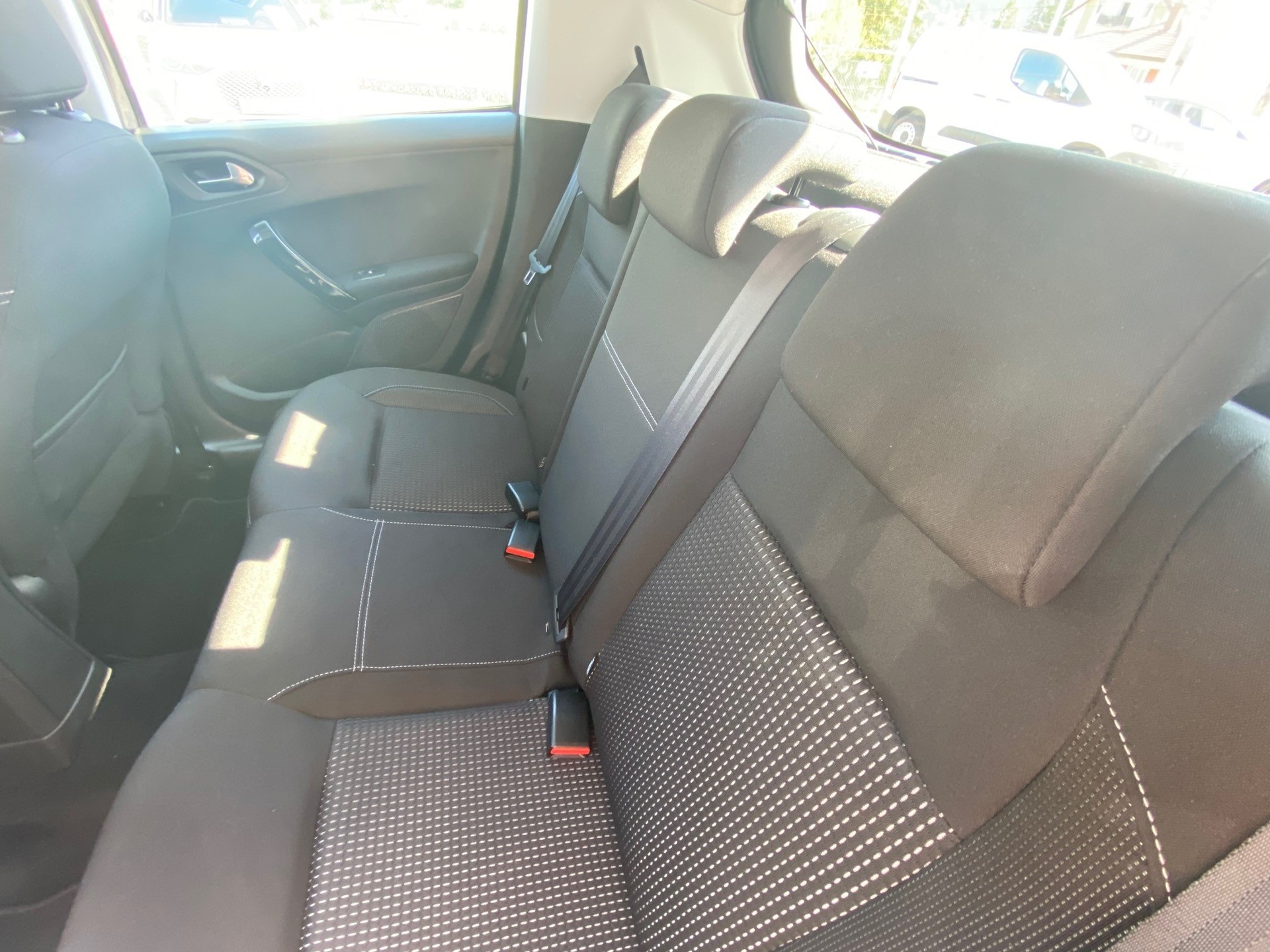 PEUGEOT 208 1.2 Allure-image-5