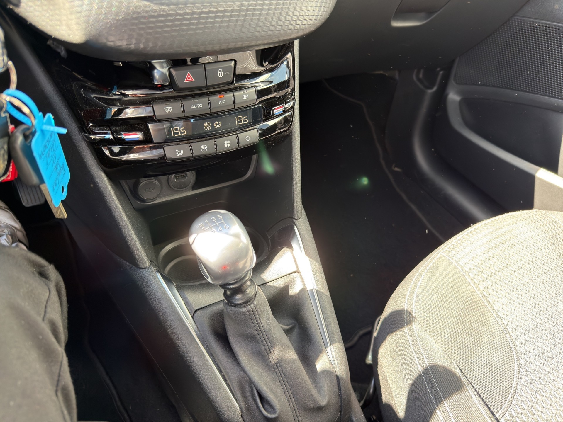 PEUGEOT 208 1.2 Allure-image-10
