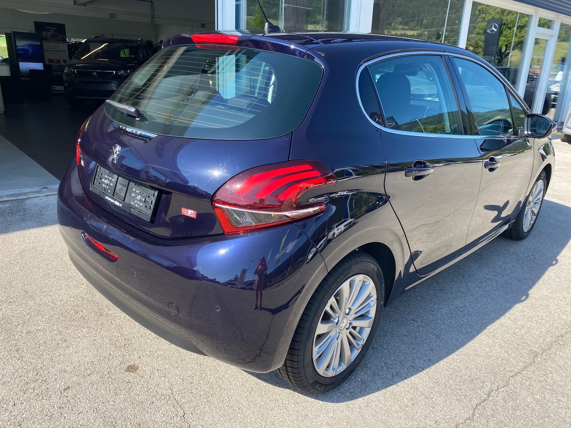 PEUGEOT 208 1.2 Allure-image-1