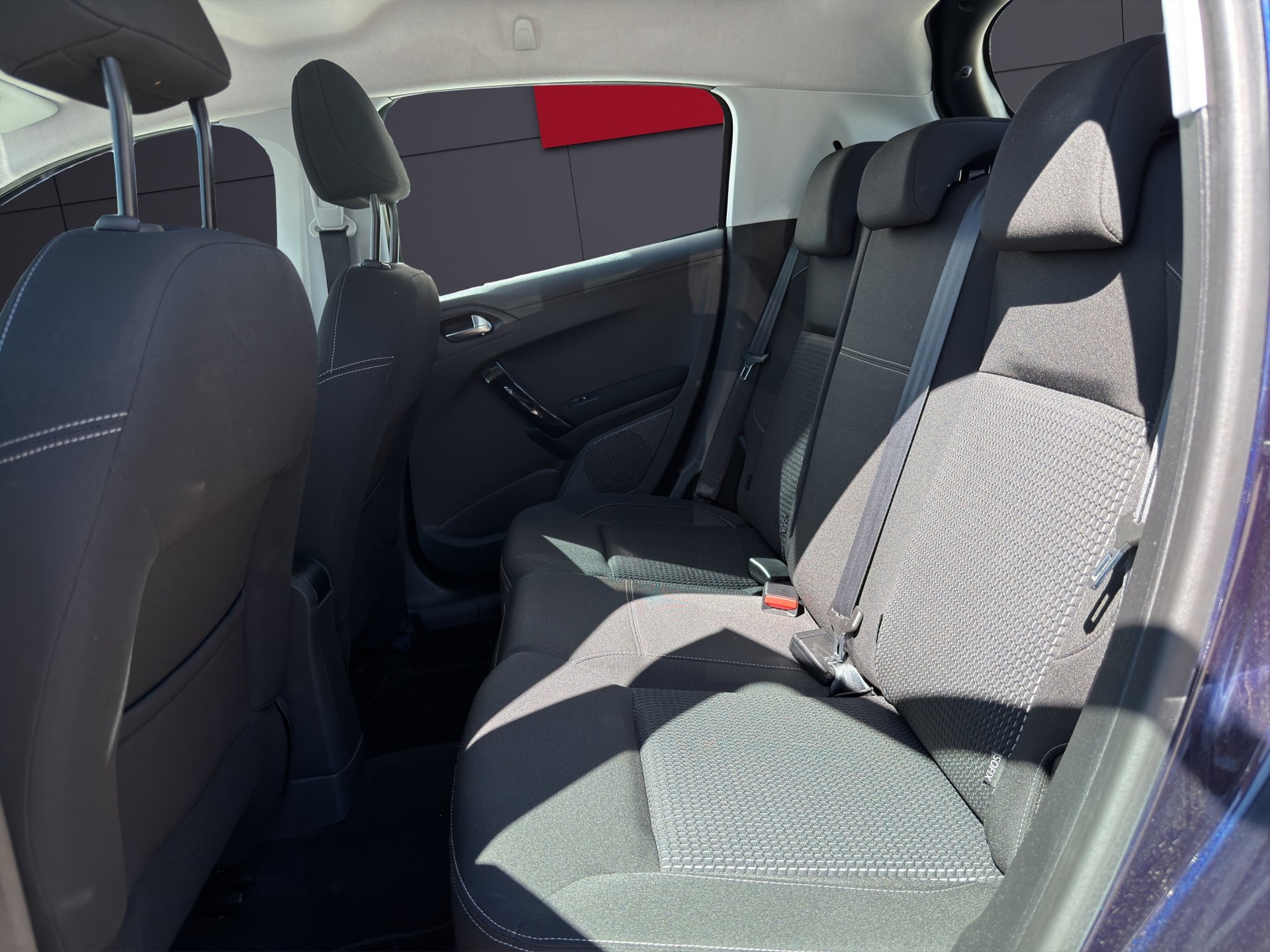 PEUGEOT 208 1.2 Allure-image-6