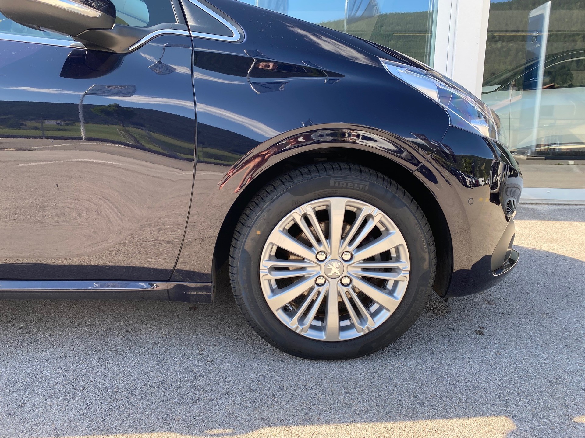 PEUGEOT 208 1.2 Allure-image-3