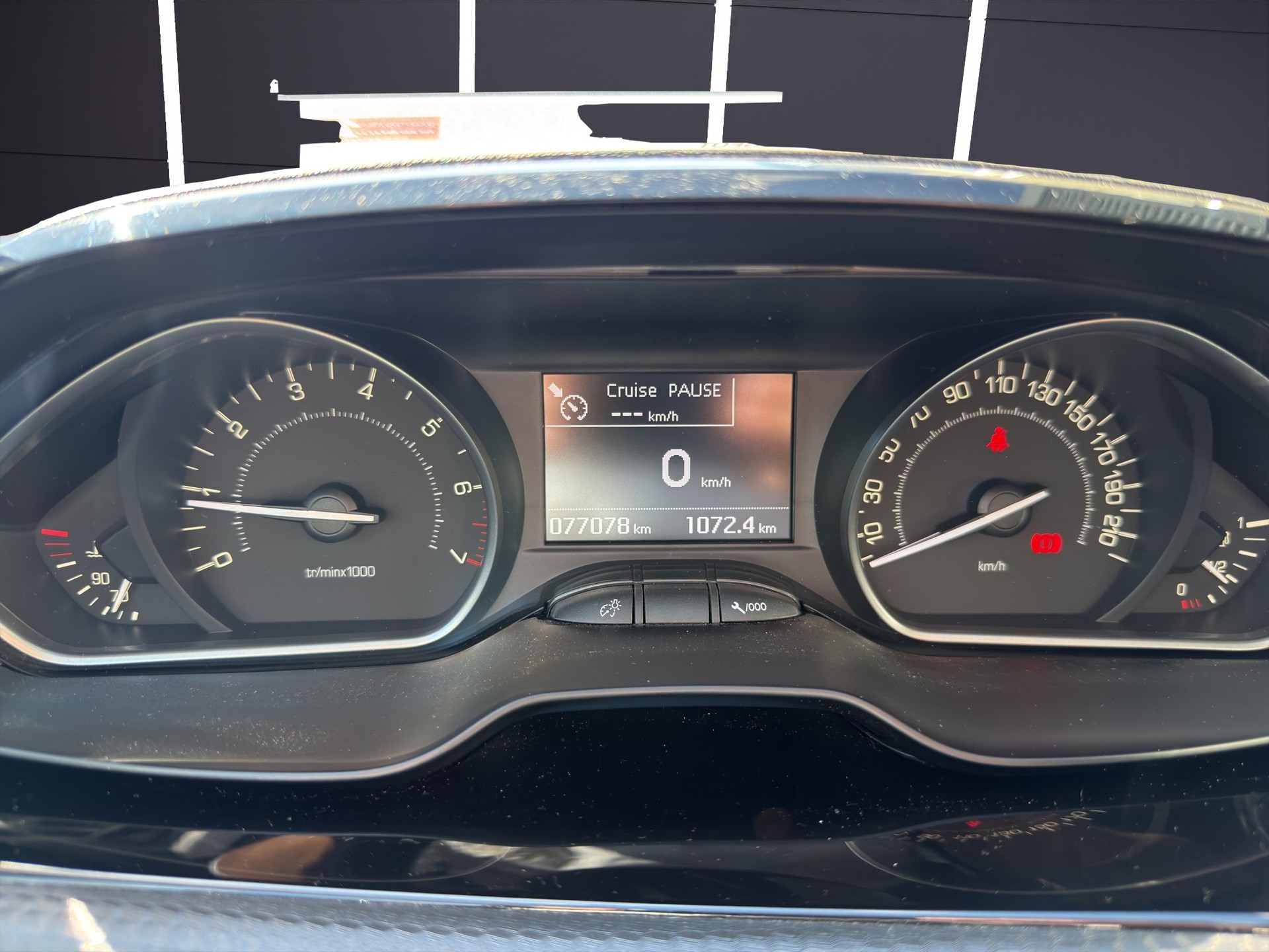 PEUGEOT 208 1.2 Allure-image-8