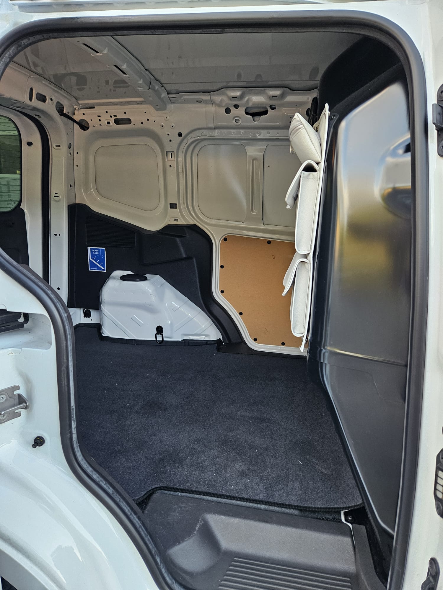 FORD Transit Courier Van 1.0 EcoBoost Ambiente-image-9