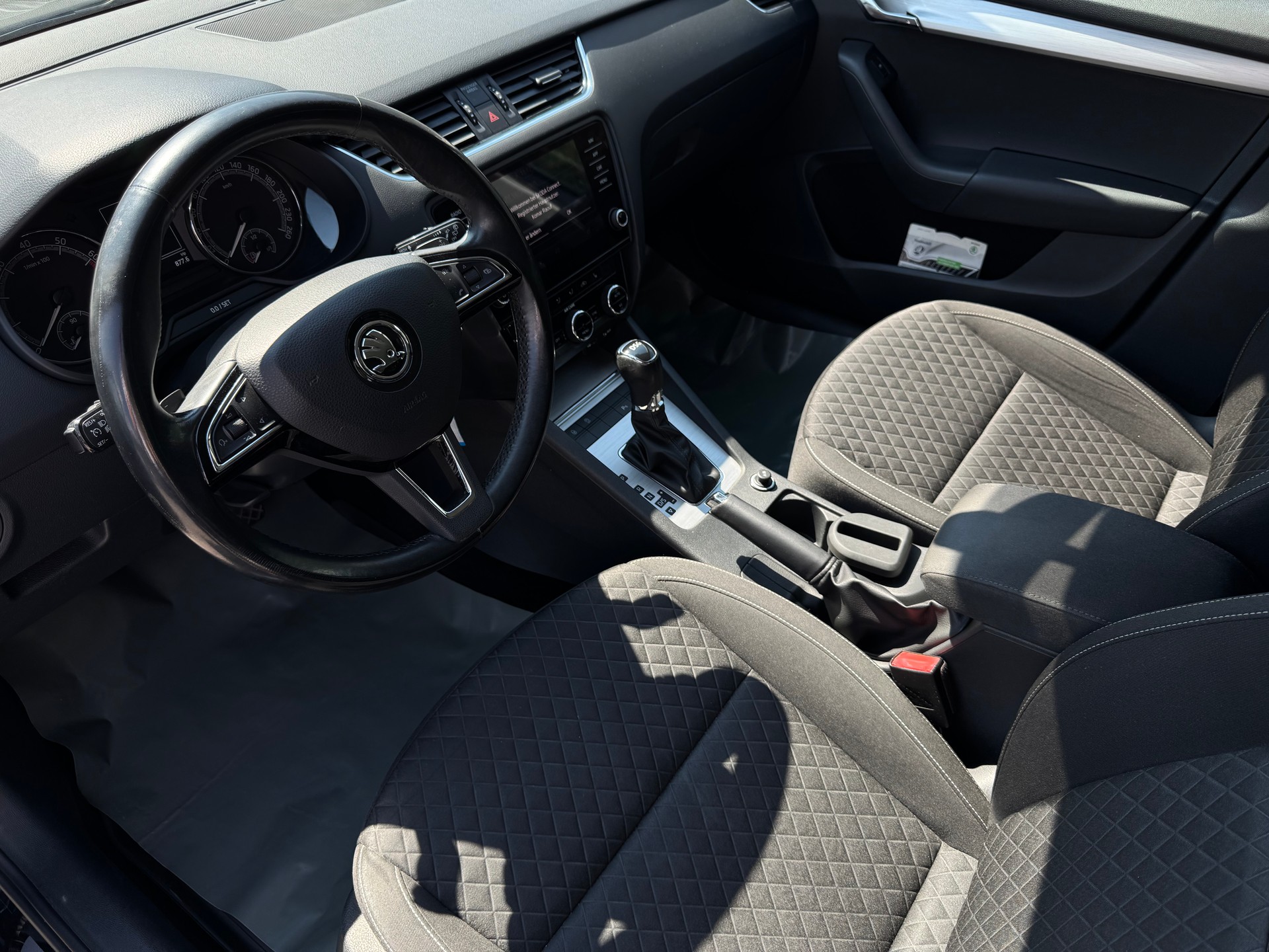 SKODA Octavia Combi 1.8 TSI Ambition DSG-image-9