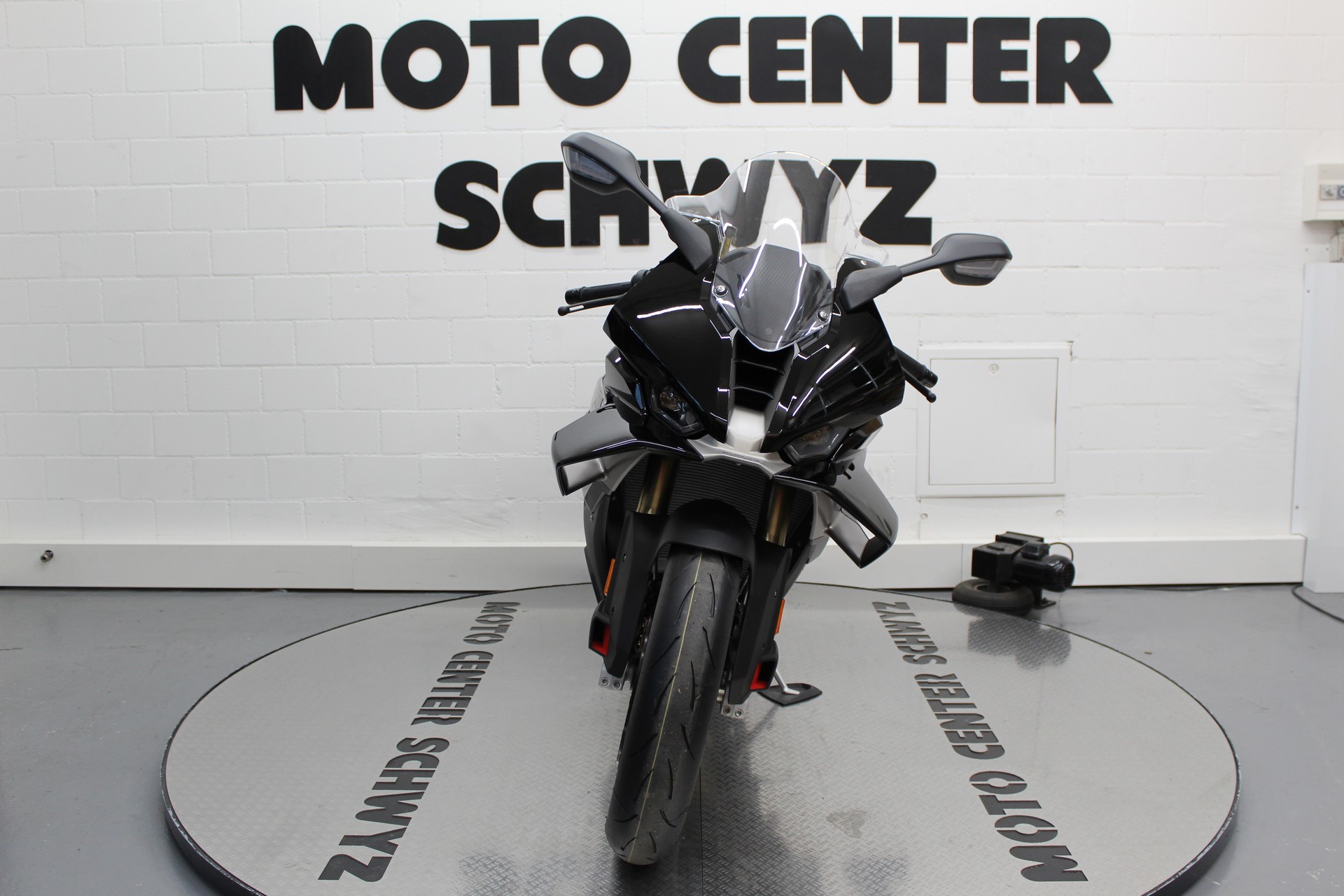 BMW S 1000 RR-showroom-element-2