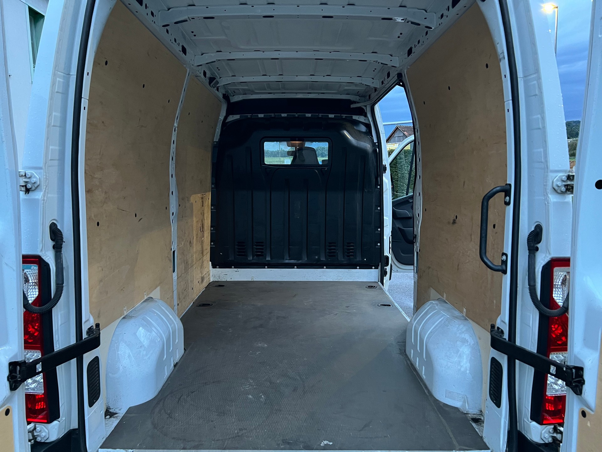 RENAULT Master T35 ENERGY 2.3dCi 150 L2H2-image-4
