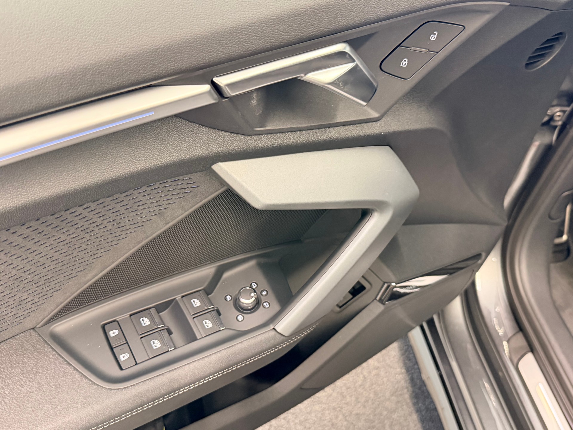 AUDI S3 Sportback TFSI quattro S-tronic-image-13