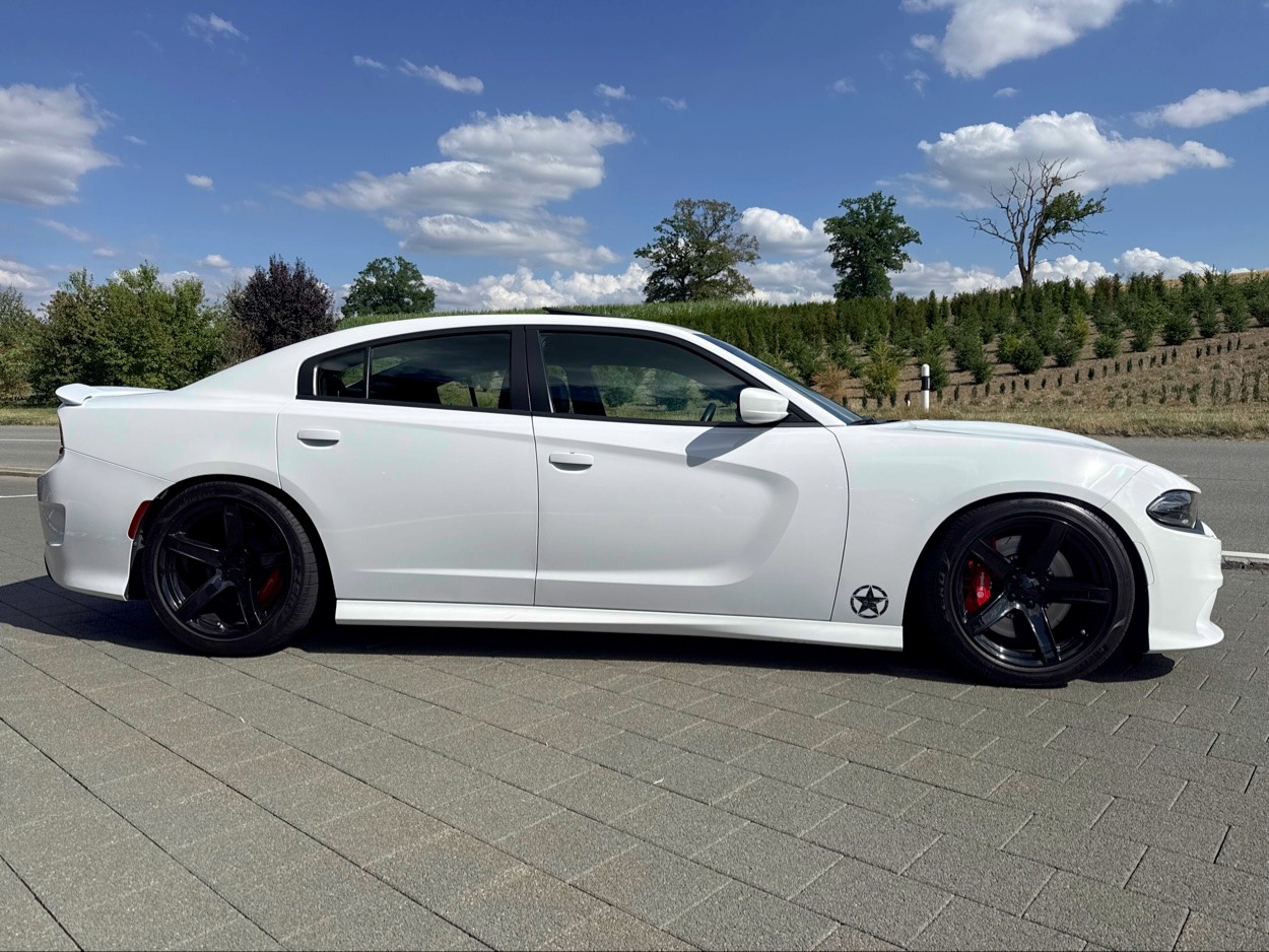DODGE Charger SRT8-image-5