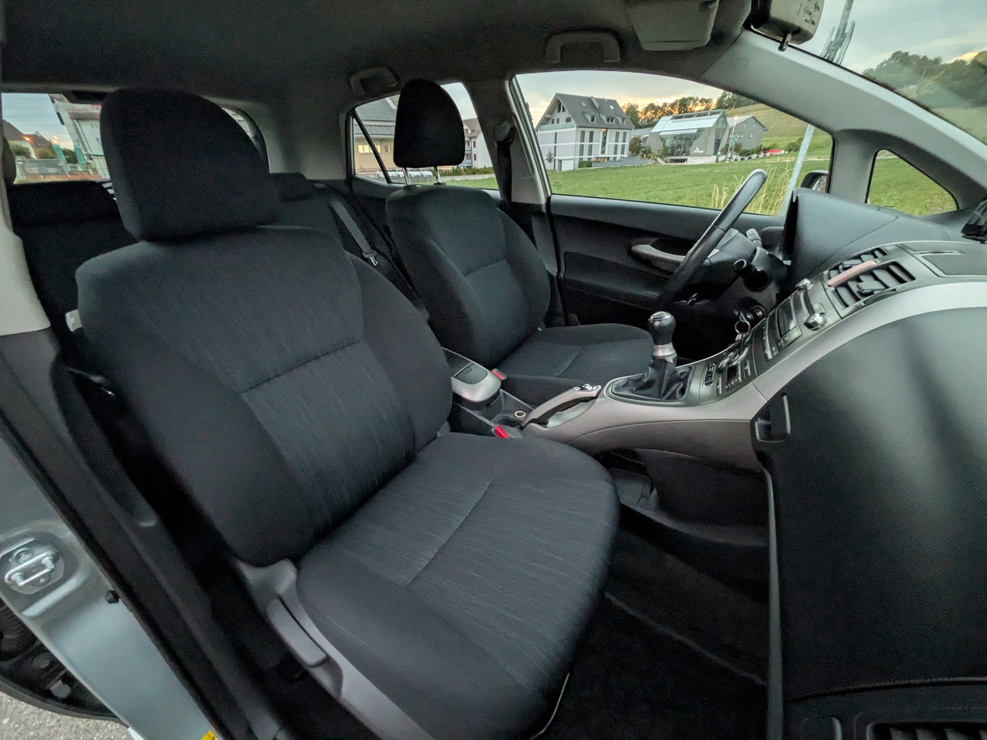 TOYOTA Auris 1.6 Linea Sol-image-9
