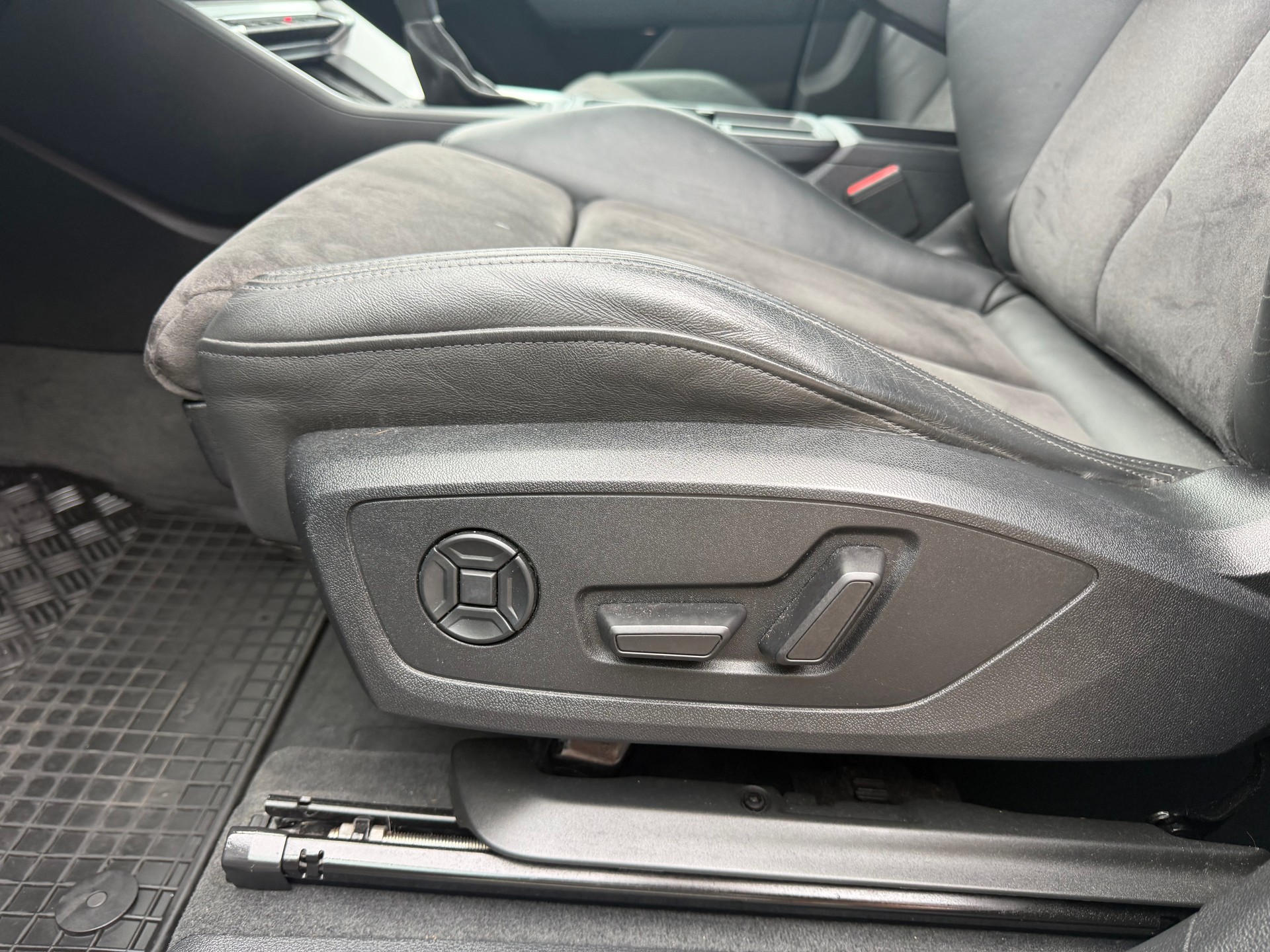 AUDI Q3 45 TFSI advanced quattro S-tronic-image-10