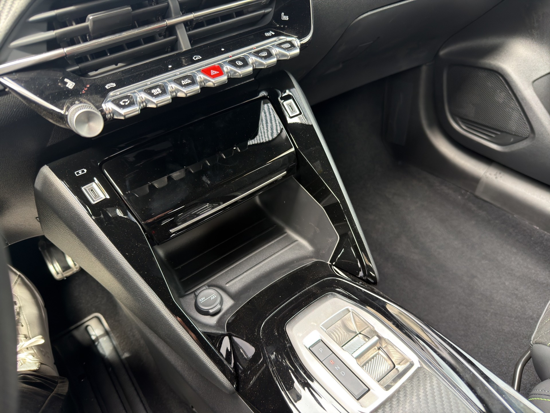 PEUGEOT 208 1.2 MHEV GT Exclusive-image-10