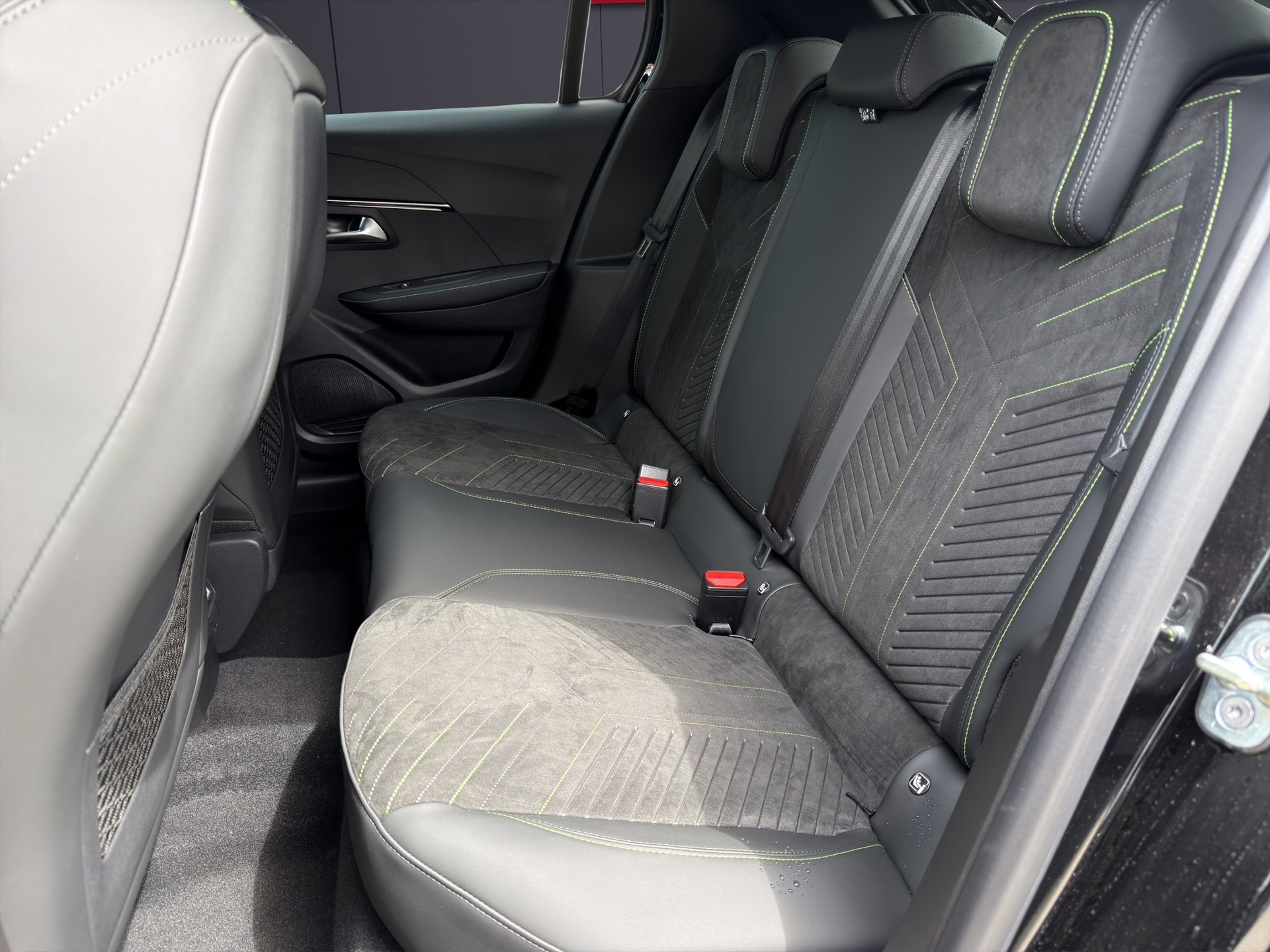 PEUGEOT 208 1.2 MHEV GT Exclusive-image-6