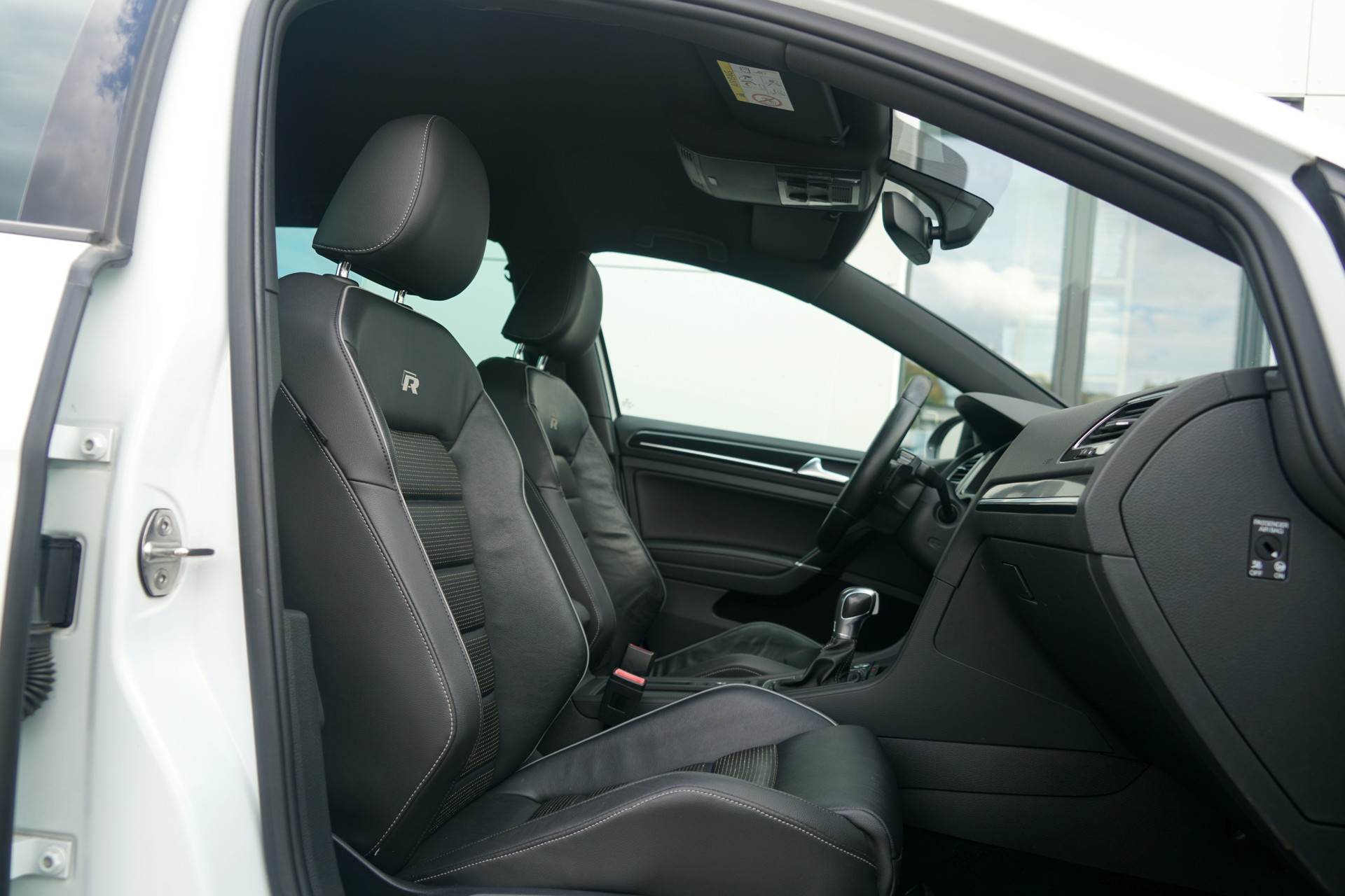 VW Golf Variant 2.0 TSI R 4Motion DSG (CH)-image-13